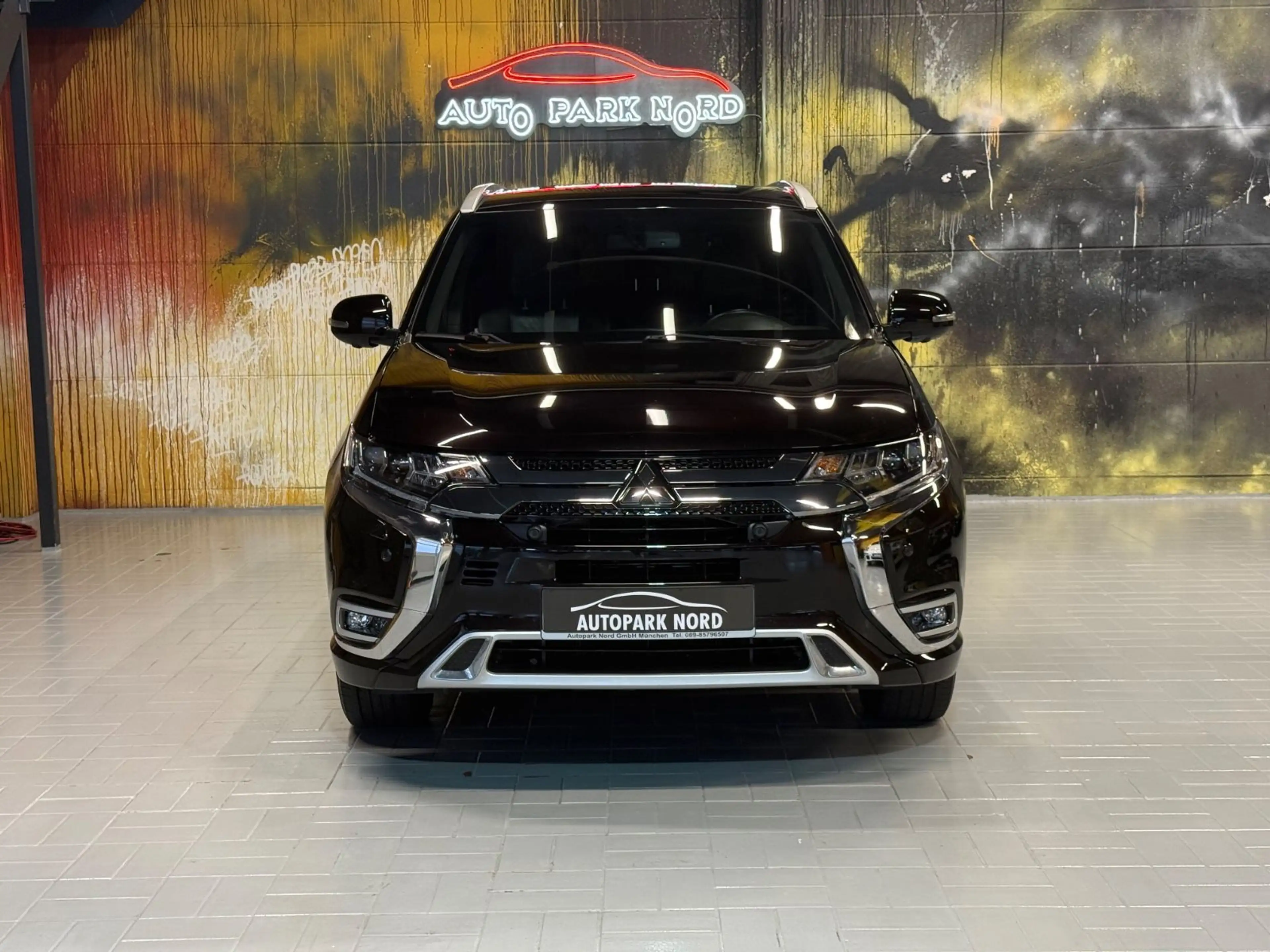 Mitsubishi Outlander 2.4 MIVEC PLUG-IN HYBRID 4WD Aut. LED — photo 2