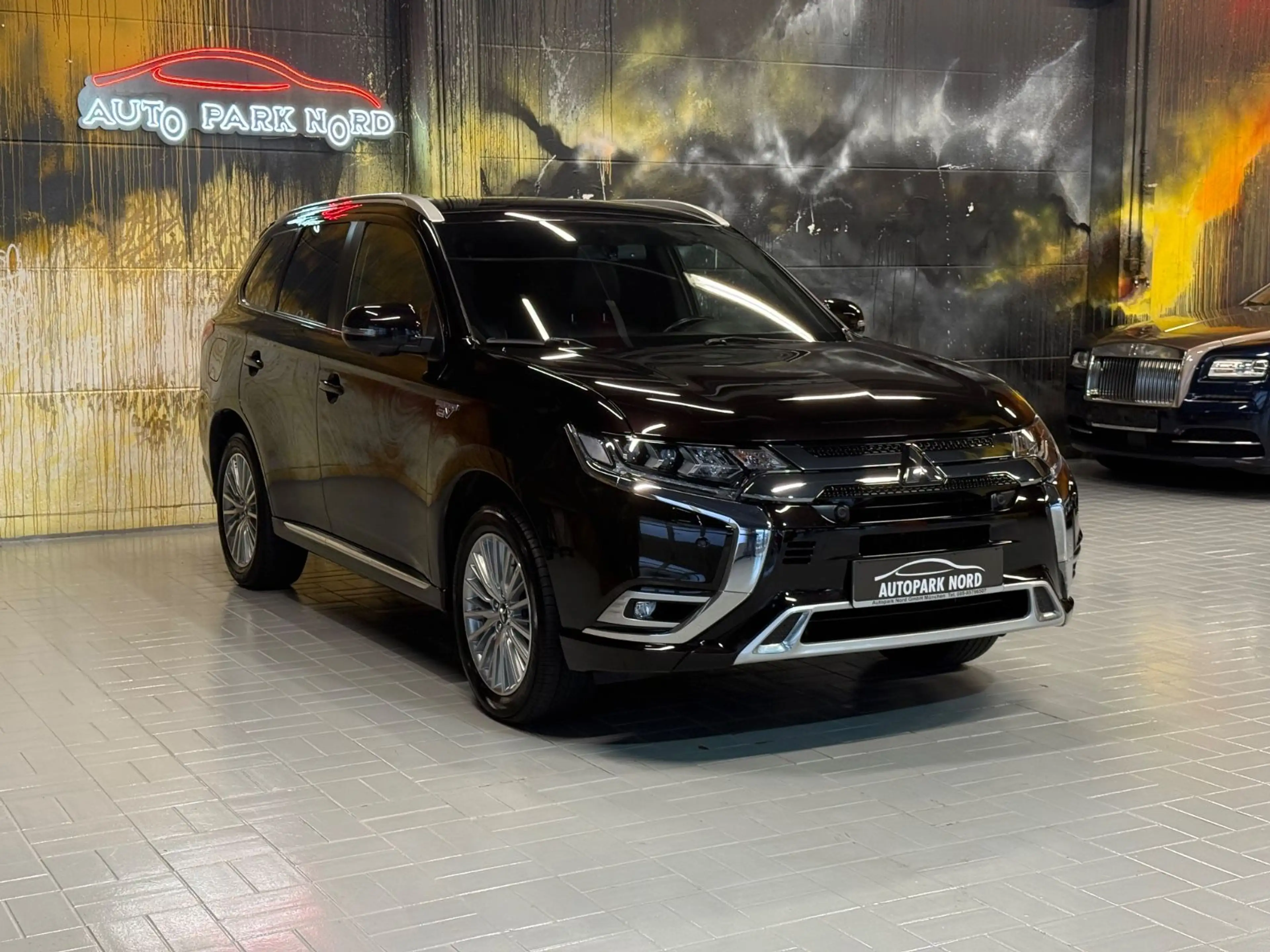 Mitsubishi Outlander 2.4 MIVEC PLUG-IN HYBRID 4WD Aut. LED — photo 9