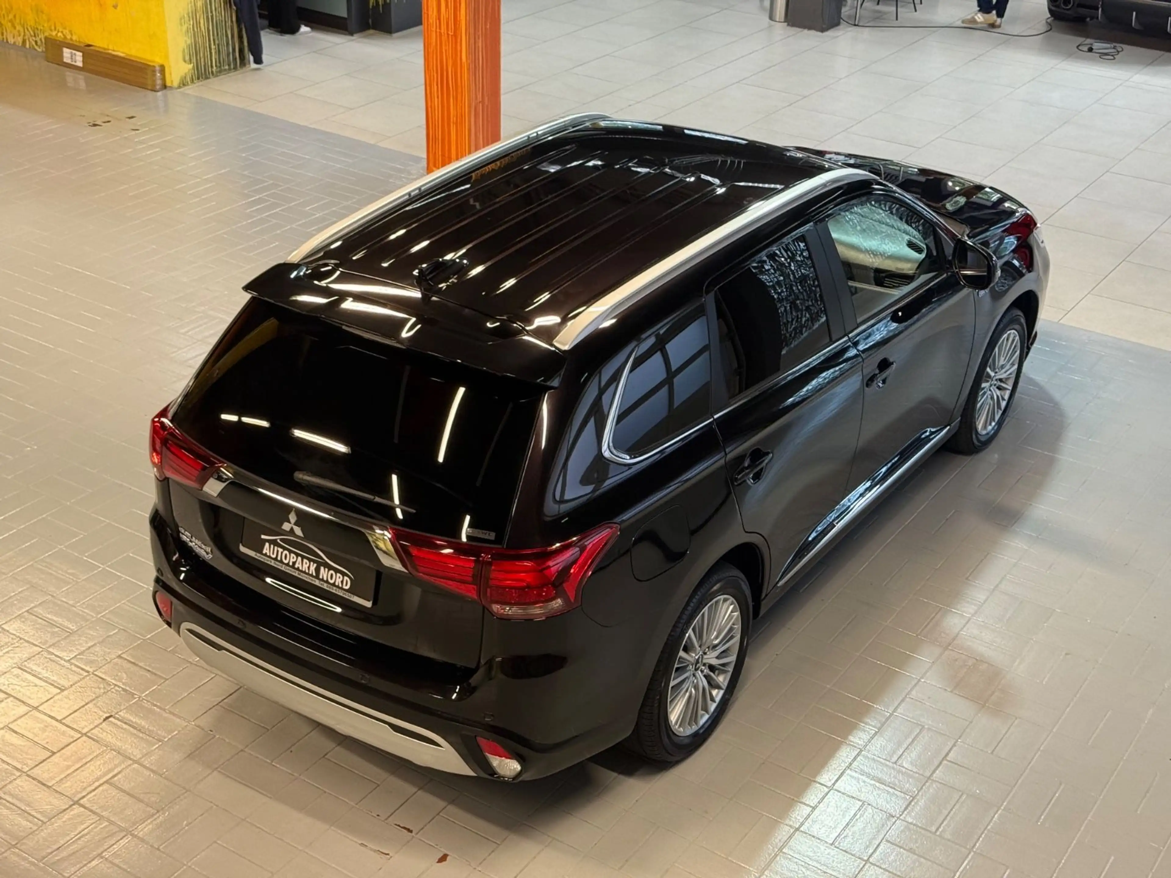 Mitsubishi Outlander 2.4 MIVEC PLUG-IN HYBRID 4WD Aut. LED — photo 10