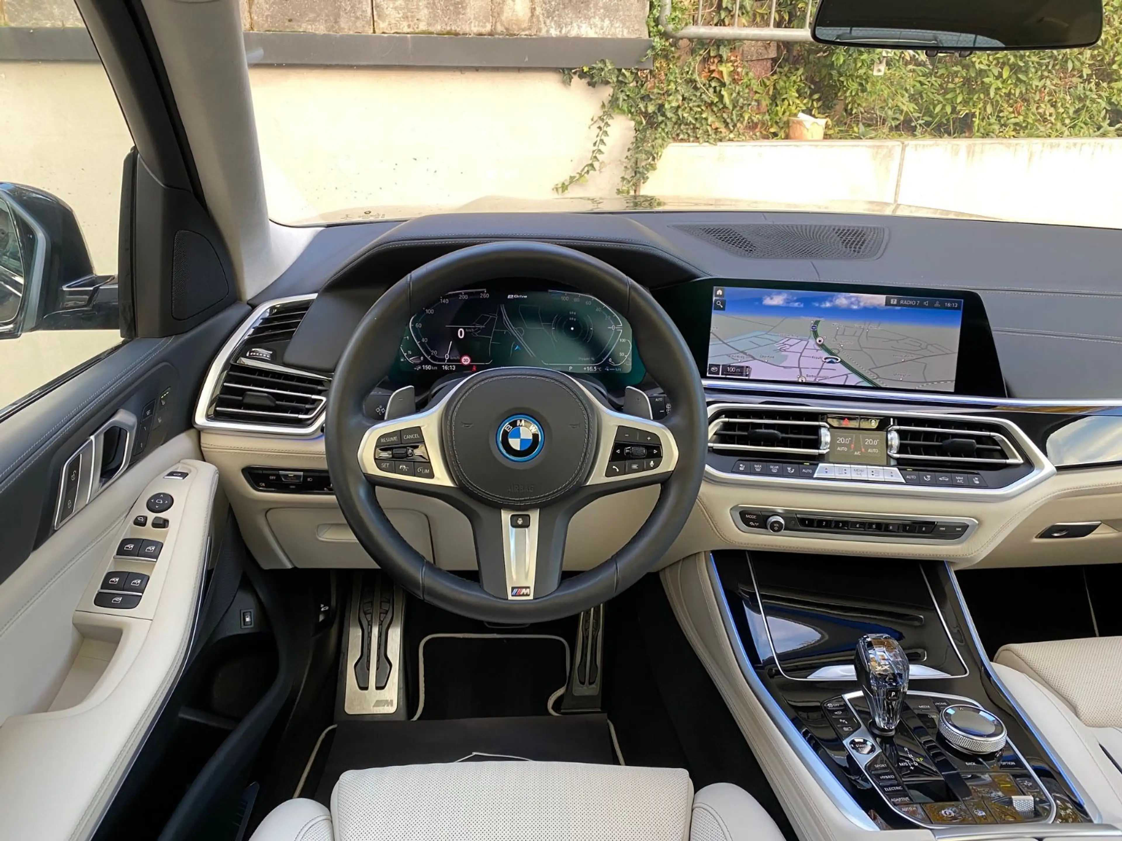 BMW X5 xDr45e M Sport PANO-SKY*AHK*Massage*Softclose — photo 11