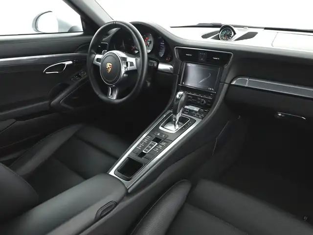 Porsche 911 view 8