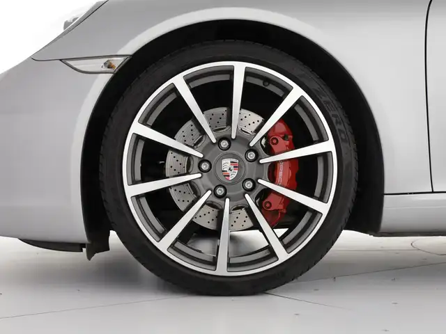 Porsche 911 view 7