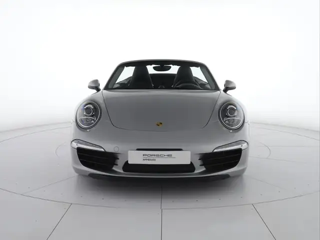 Porsche 911 view 3