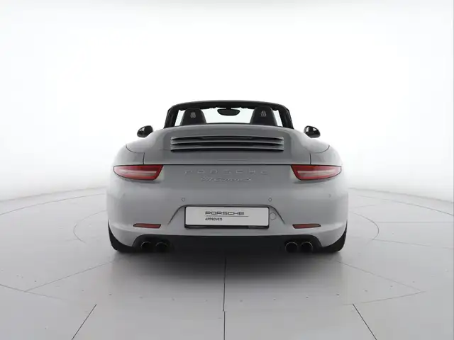 Porsche 911 view 4