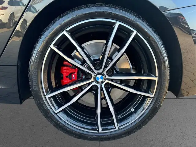 BMW 3 Series view 4