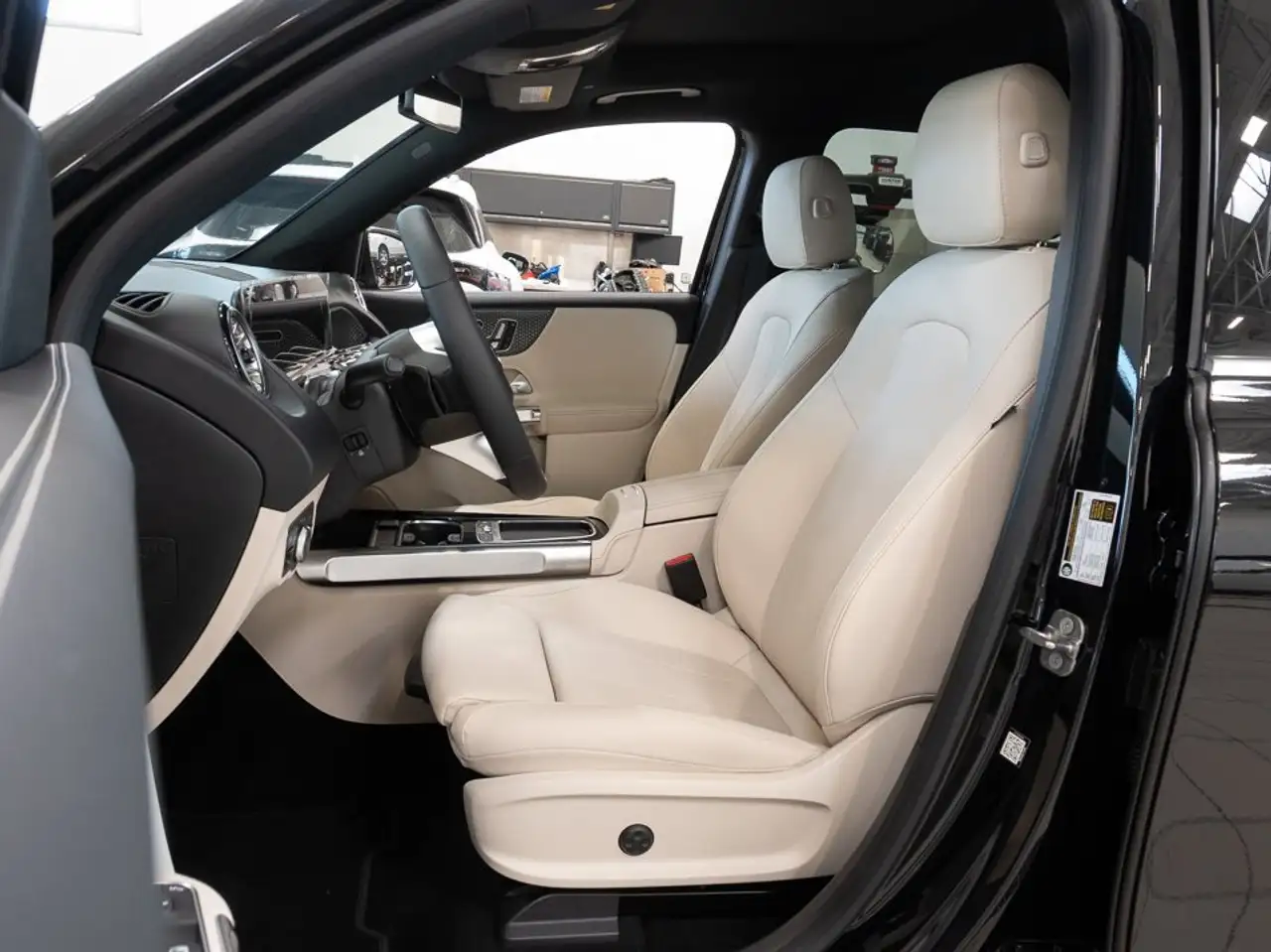 Mercedes-Benz EQB снимка Mercedes-Benz EQB
