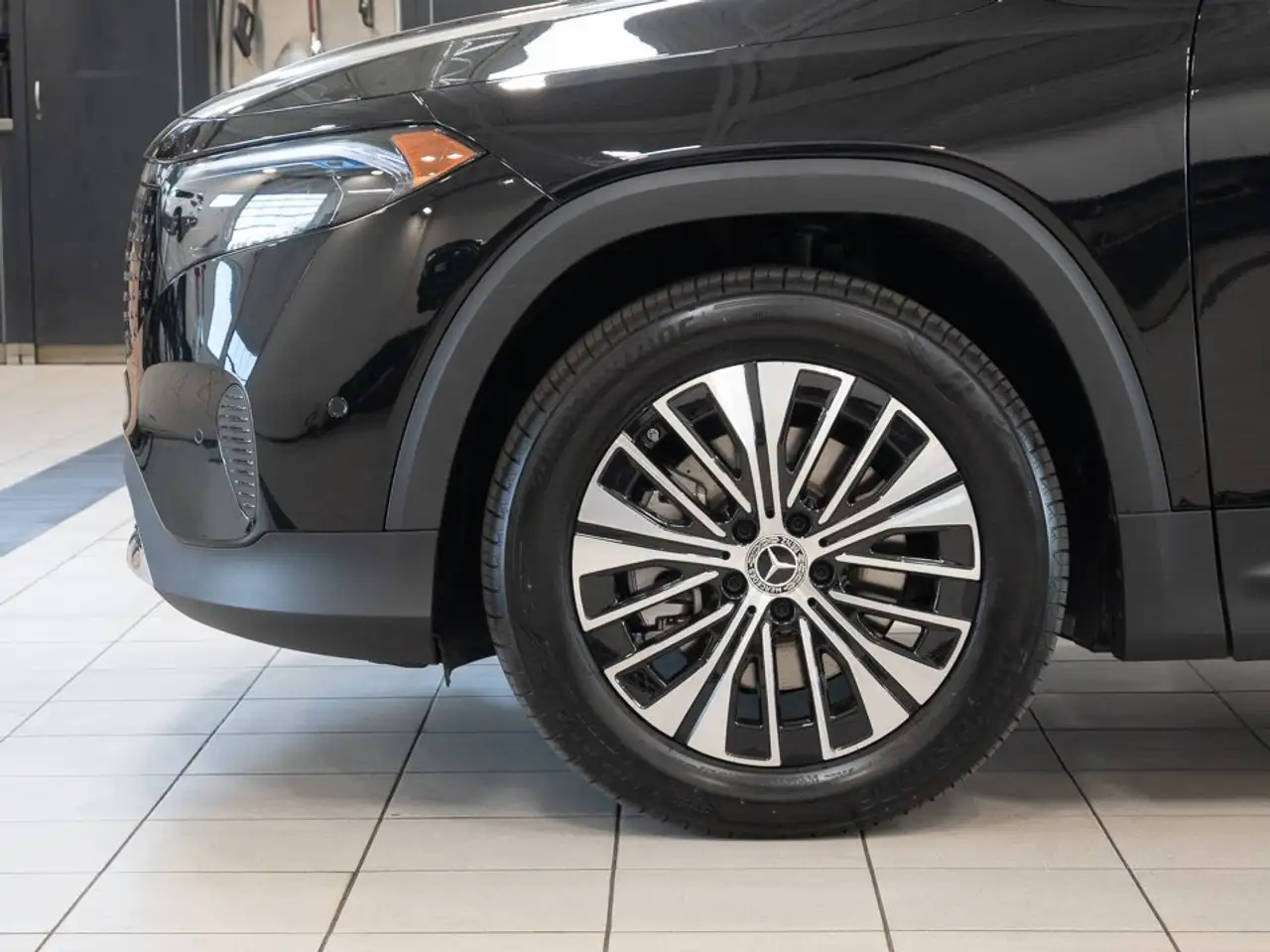 Mercedes-Benz EQB снимка Mercedes-Benz EQB