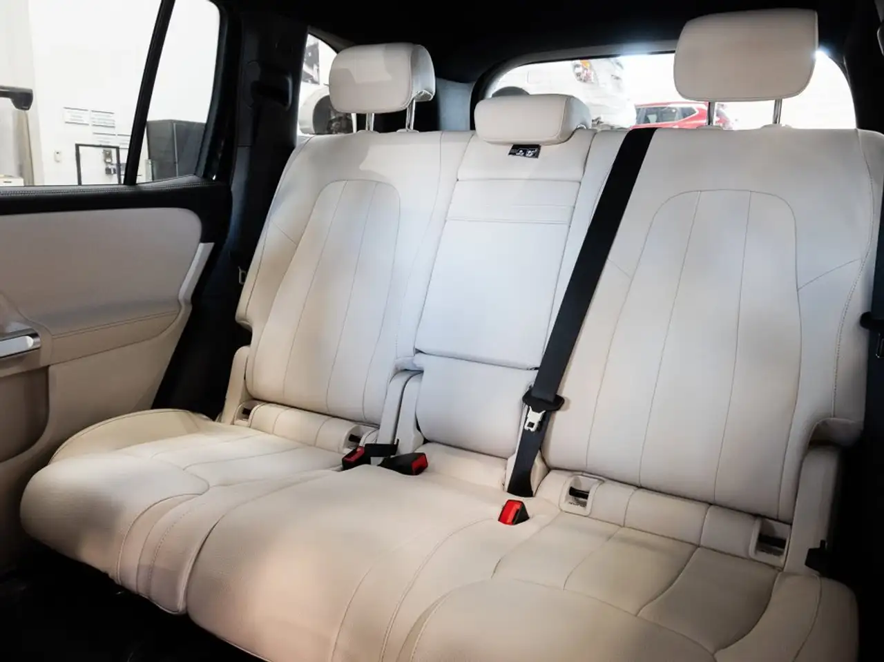 Mercedes-Benz EQB снимка Mercedes-Benz EQB