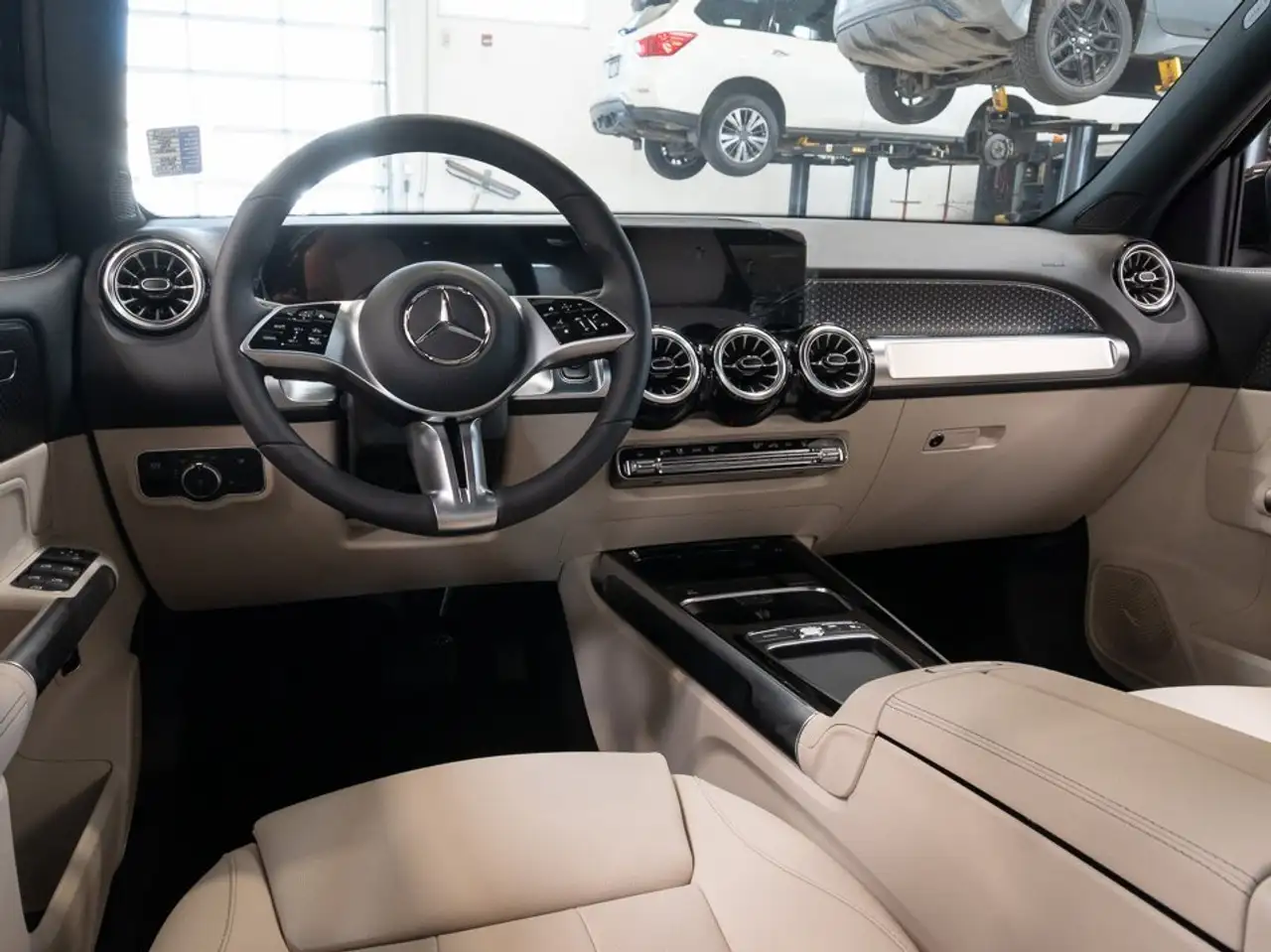 Mercedes-Benz EQB снимка Mercedes-Benz EQB