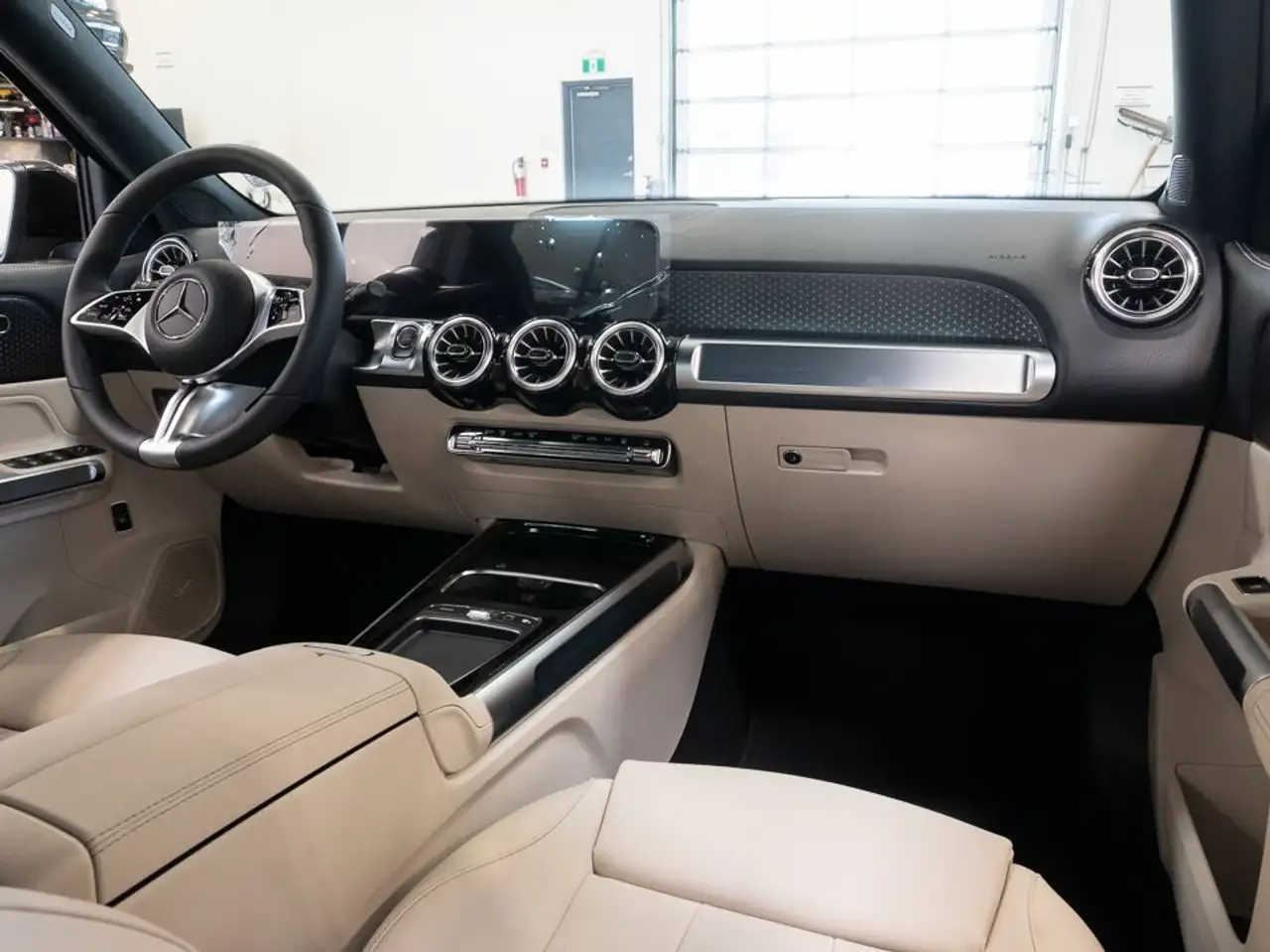 Mercedes-Benz EQB снимка Mercedes-Benz EQB
