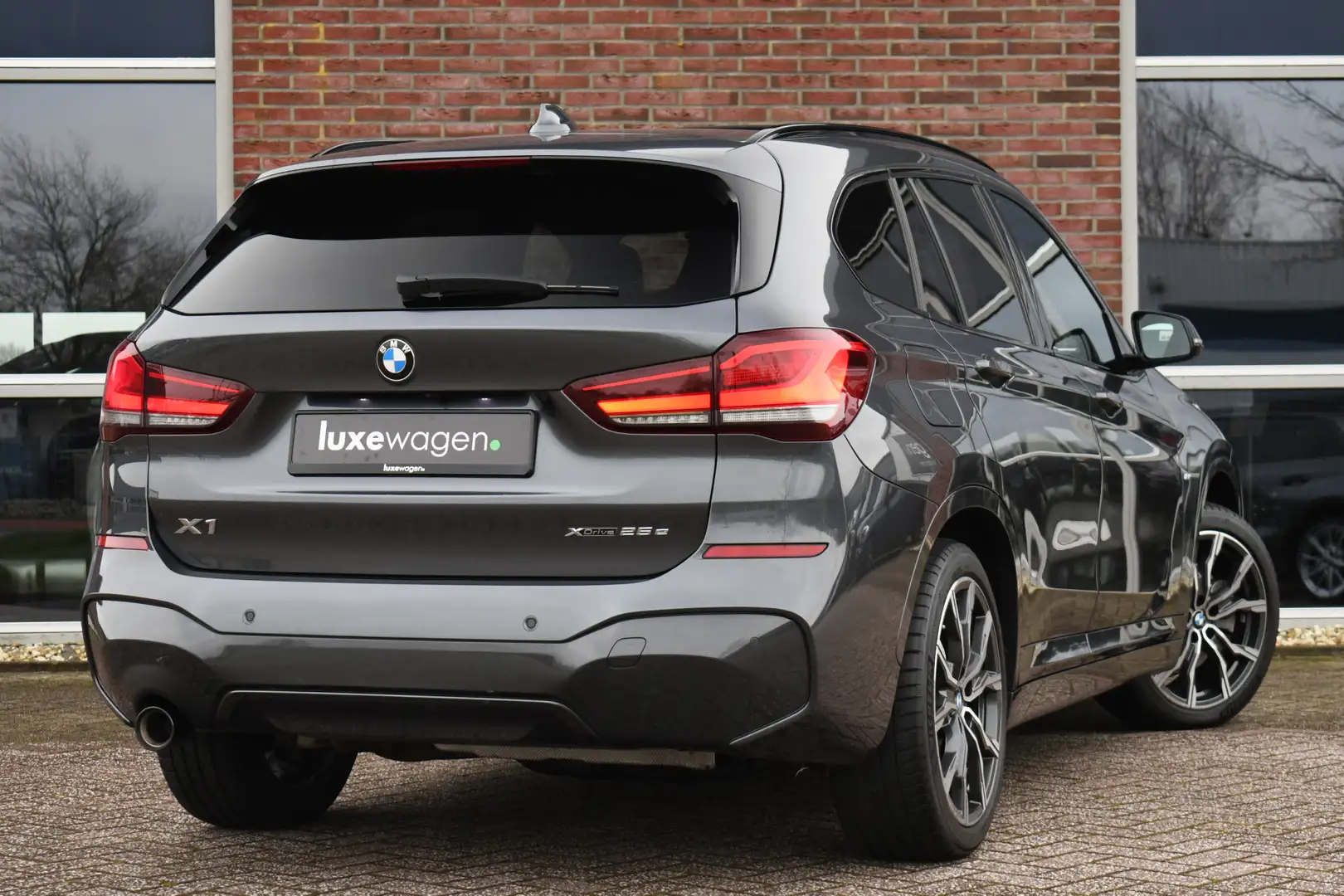BMW X1 xDrive25e 220pk M-Sport Pano ACC HUD El-zetels Cam Grey - 2