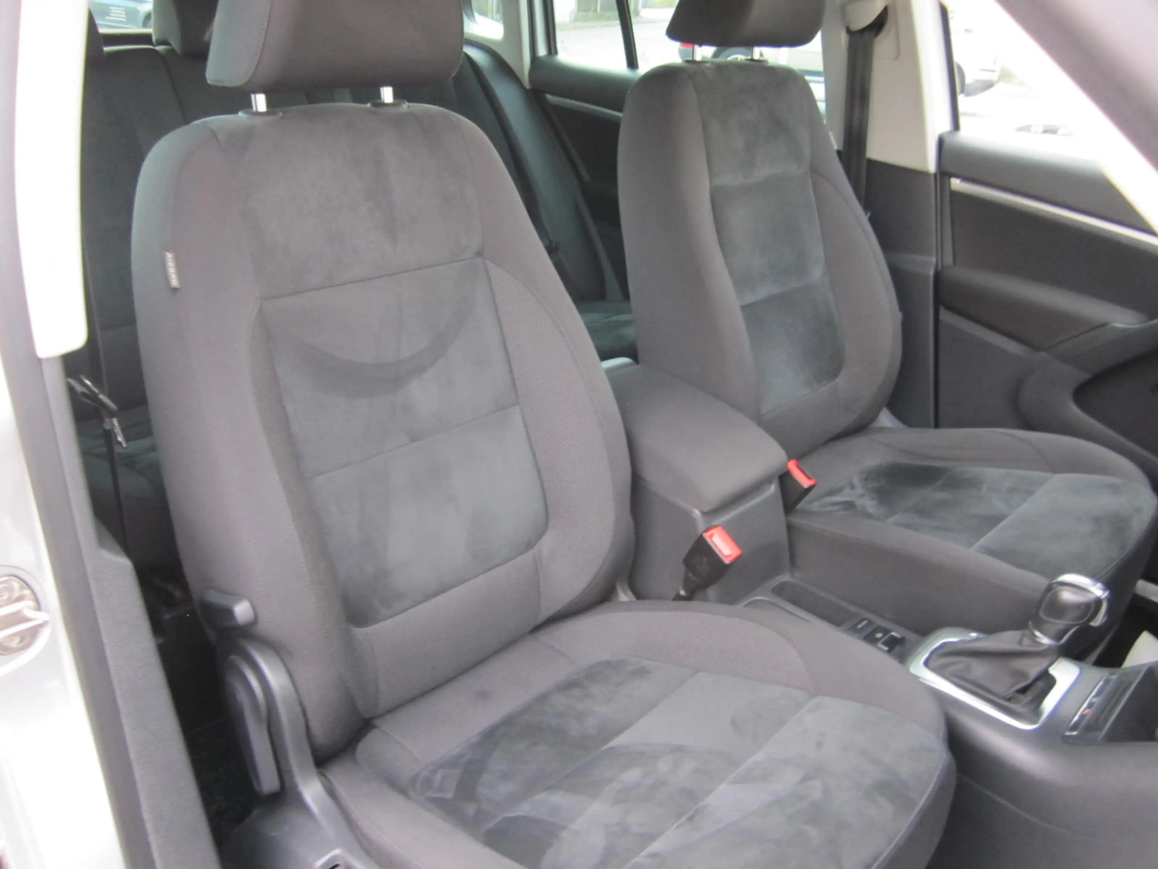 Volkswagen Tiguan Sport & Style 4Motion ~ DSG ~ AHK ~ — photo 9