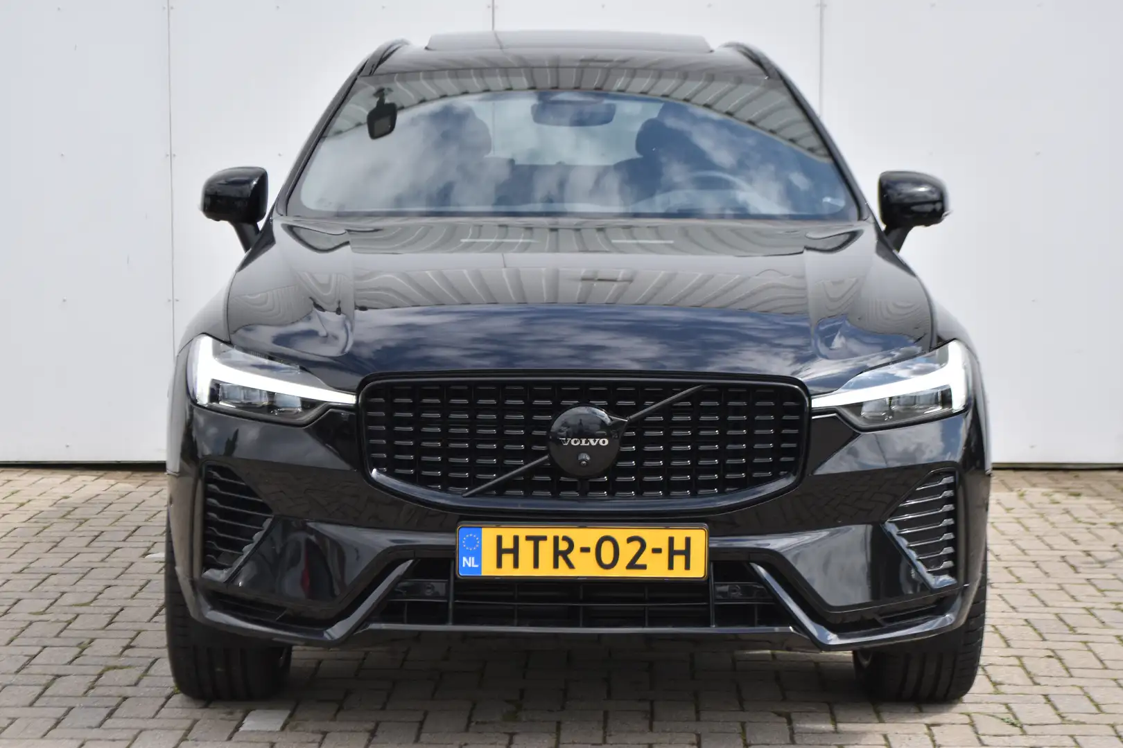 Volvo XC60 T8 AWD Plus Black Edition | BLIS | Pano | 360Cam | Zwart - 2