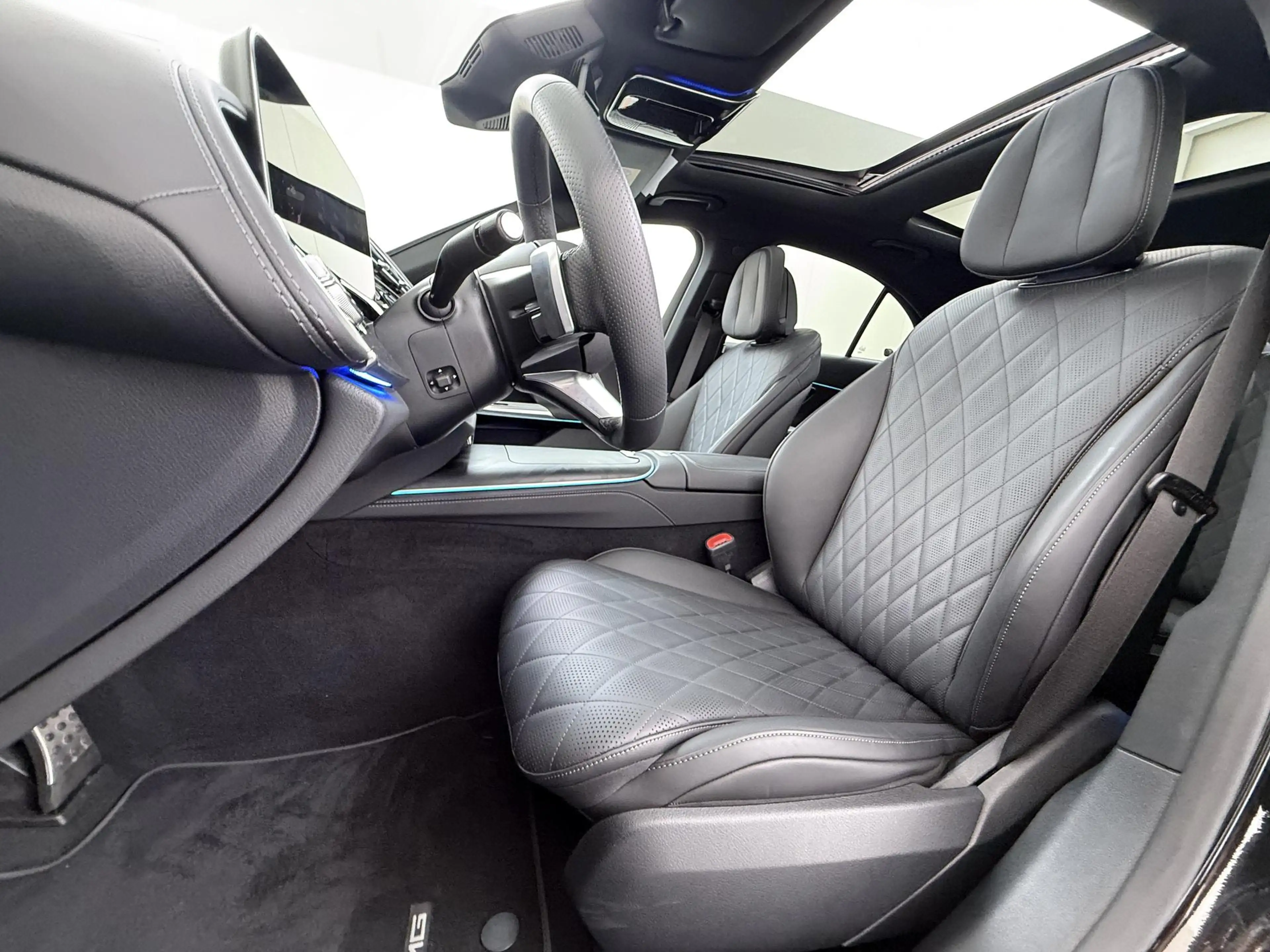 Mercedes-Benz E 400 e 4MATIC AMG Line | Premium Plus | Panorama - Schu — photo 4