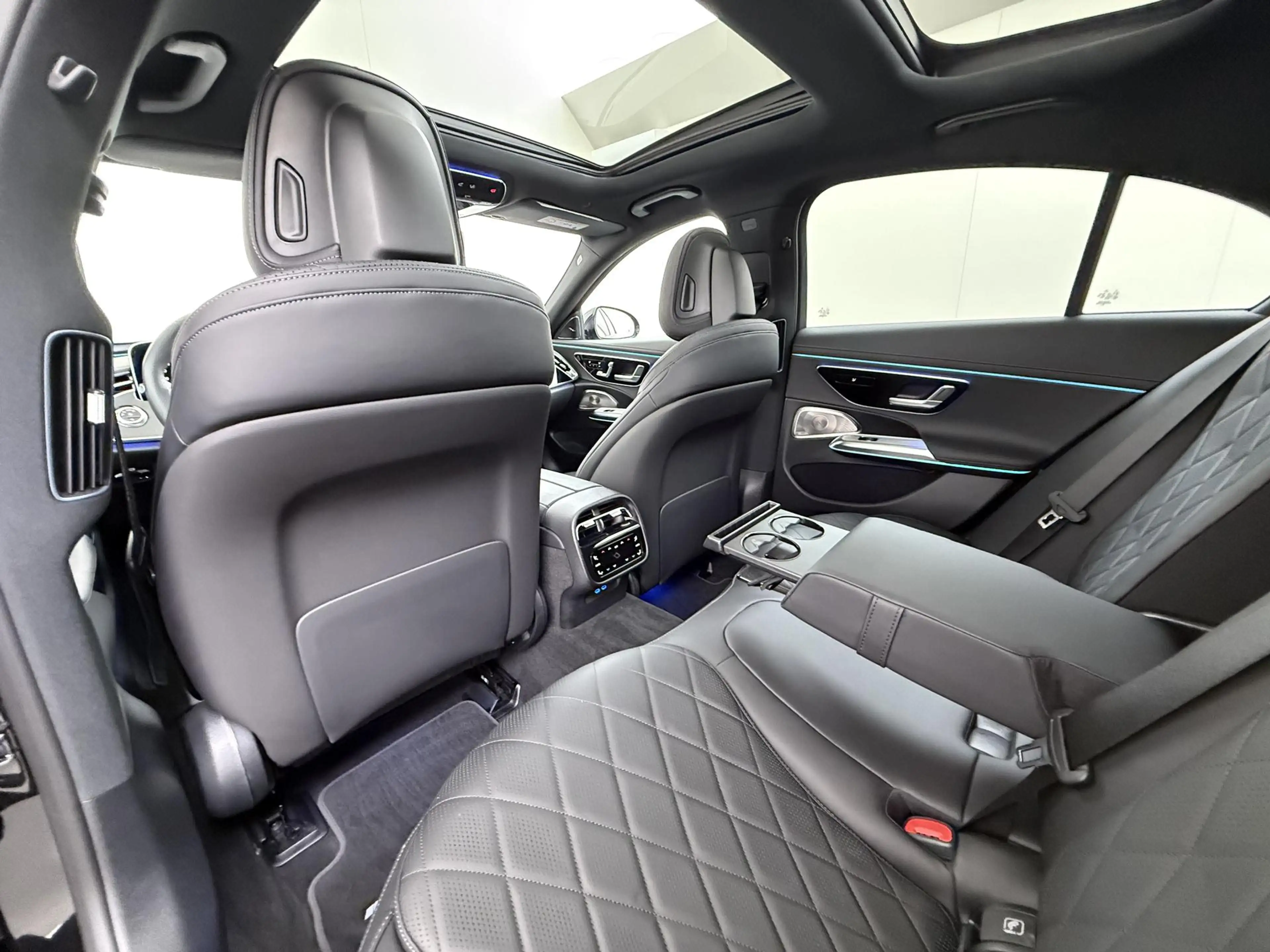 Mercedes-Benz E 400 e 4MATIC AMG Line | Premium Plus | Panorama - Schu — photo 8
