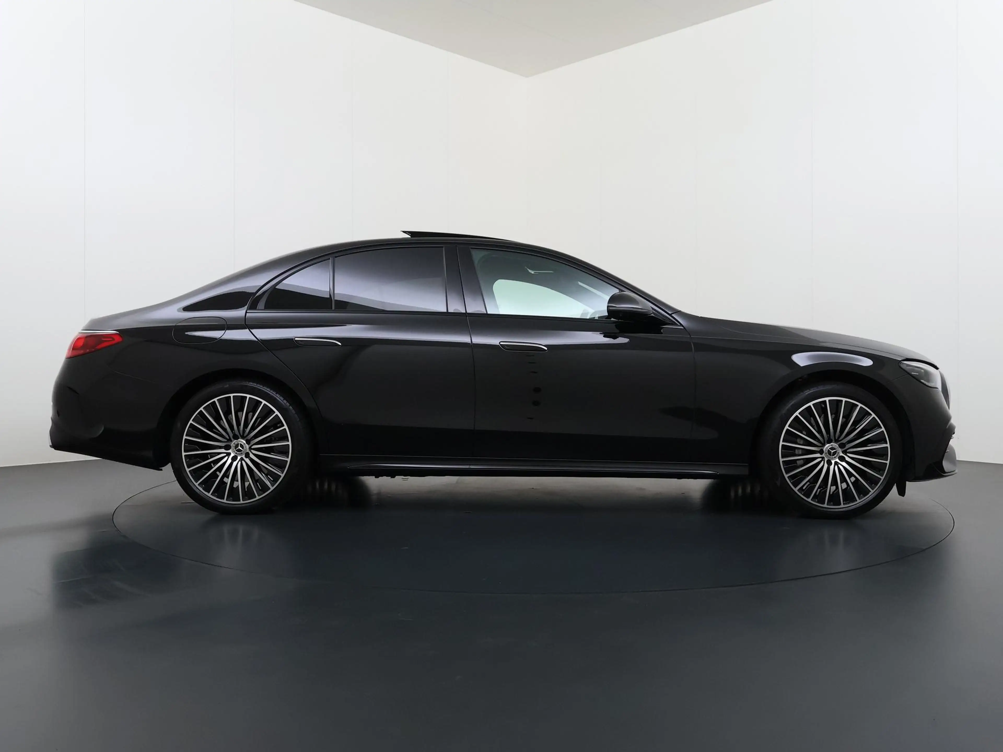 Mercedes-Benz E 400 e 4MATIC AMG Line | Premium Plus | Panorama - Schu — photo 11