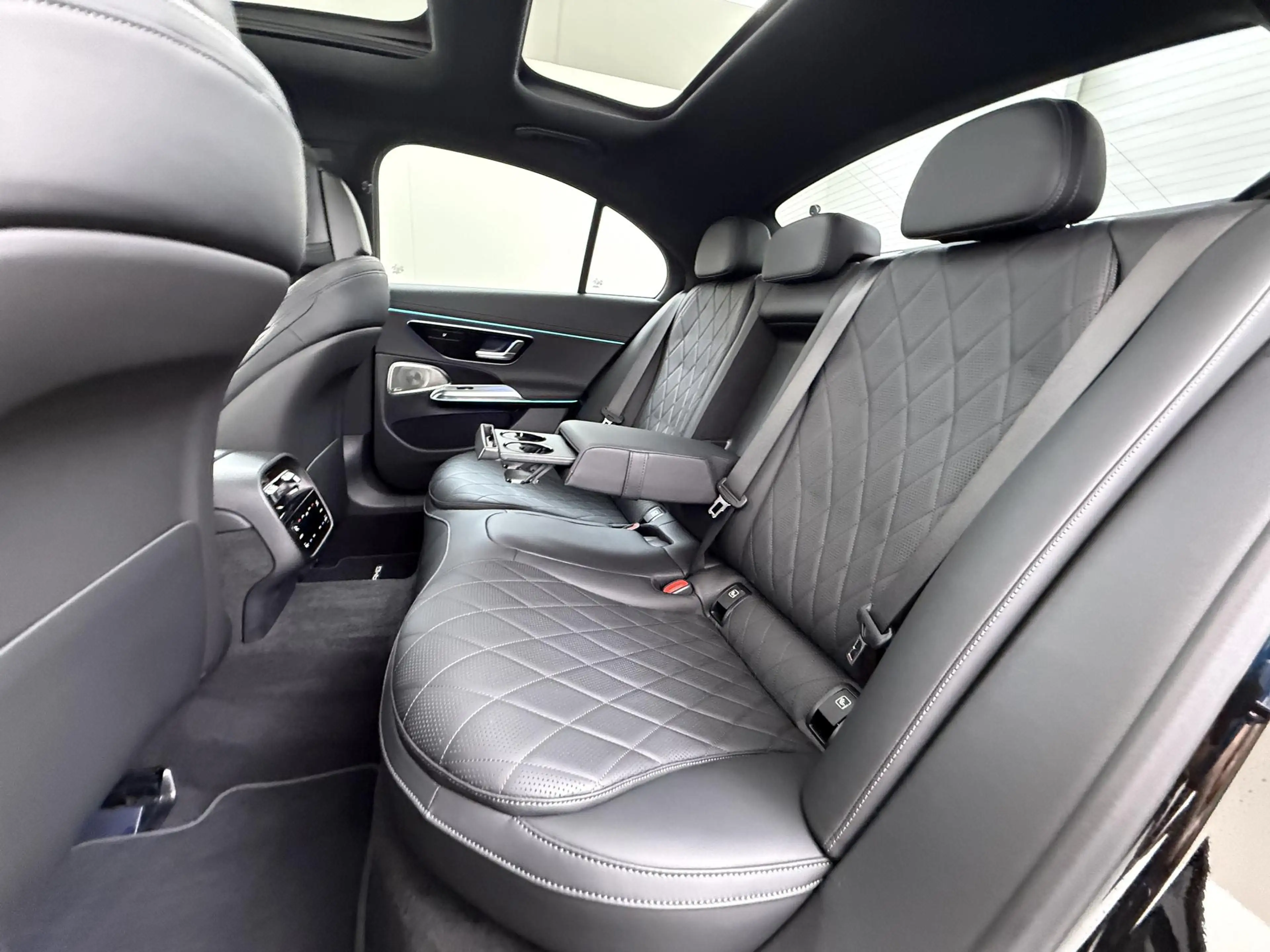 Mercedes-Benz E 400 e 4MATIC AMG Line | Premium Plus | Panorama - Schu — photo 10