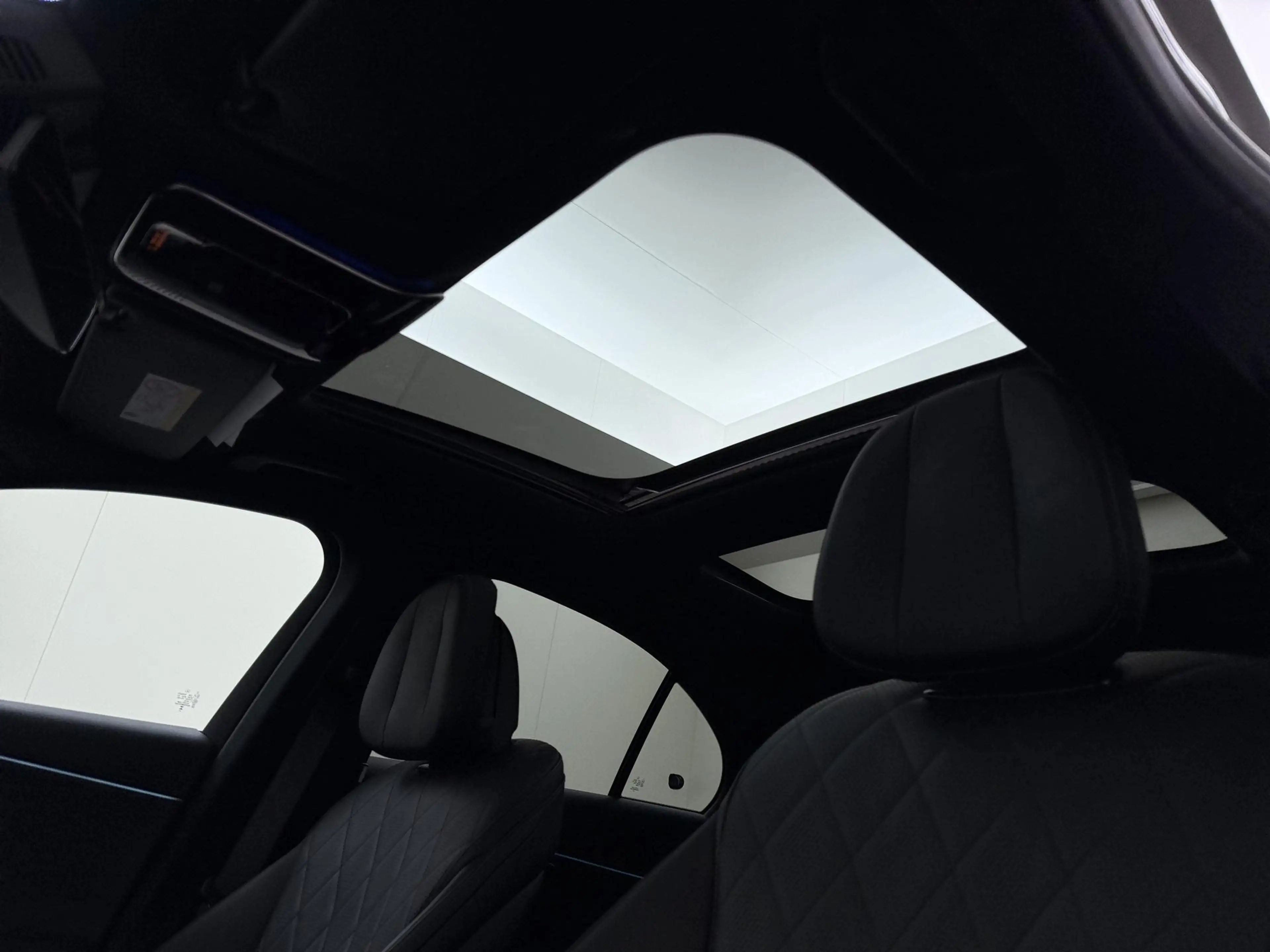 Mercedes-Benz E 400 e 4MATIC AMG Line | Premium Plus | Panorama - Schu — photo 6