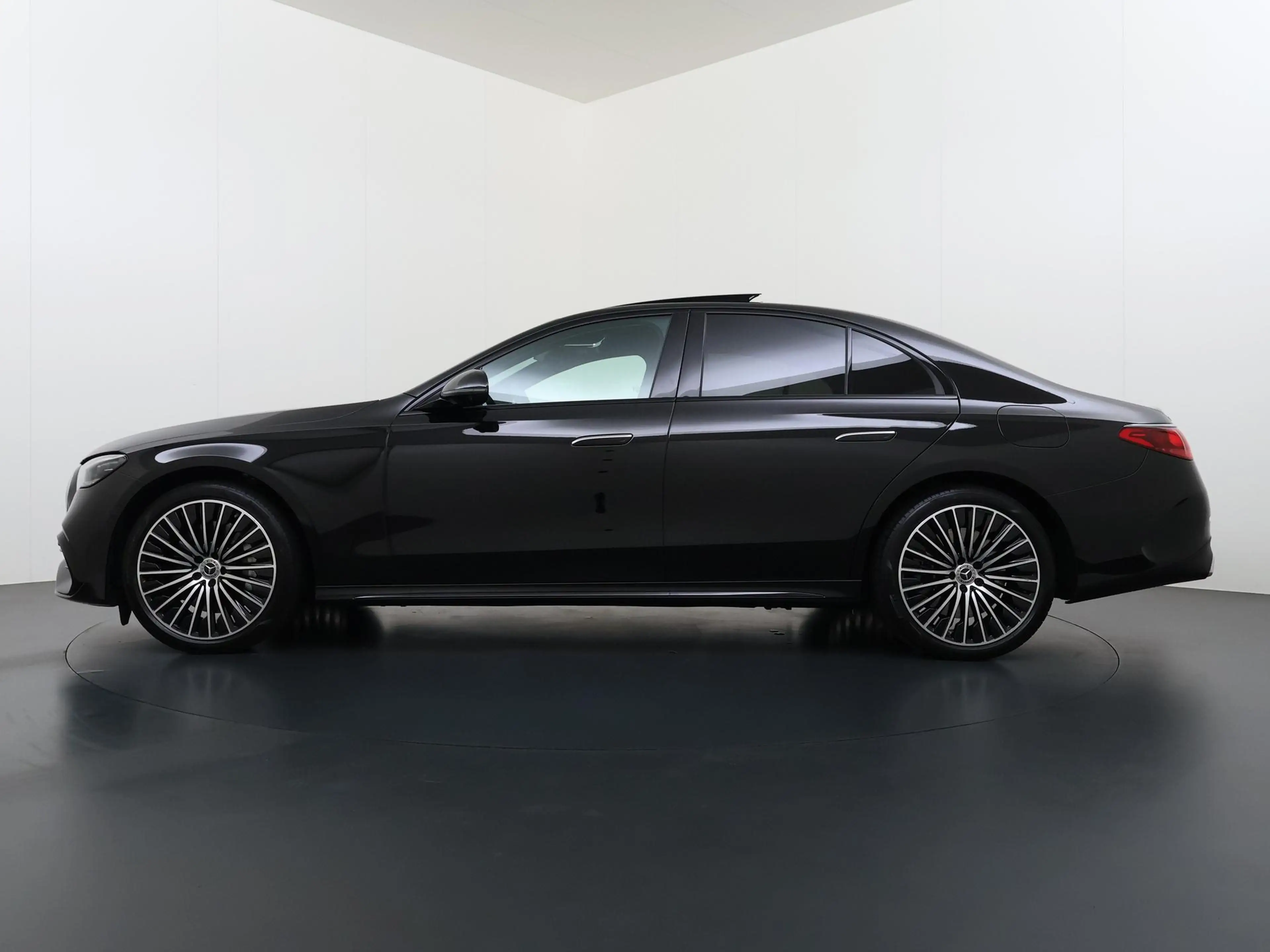 Mercedes-Benz E 400 e 4MATIC AMG Line | Premium Plus | Panorama - Schu — photo 3