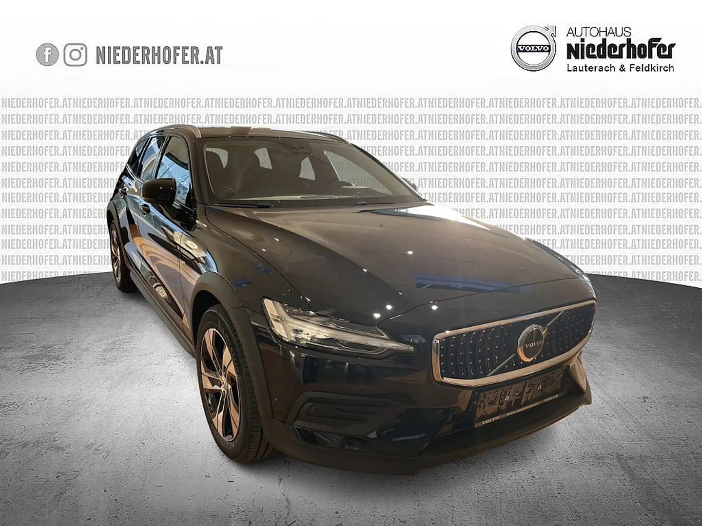 Volvo V60 Cross Country Core B4 AWD Geartronic Schwarz - 2
