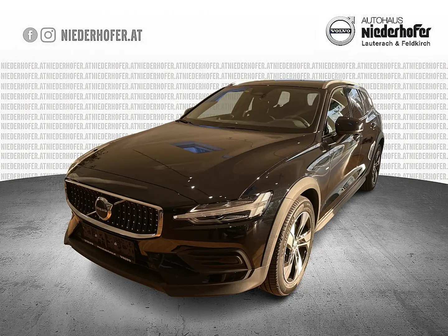 Volvo V60 Cross Country Core B4 AWD Geartronic Schwarz - 1