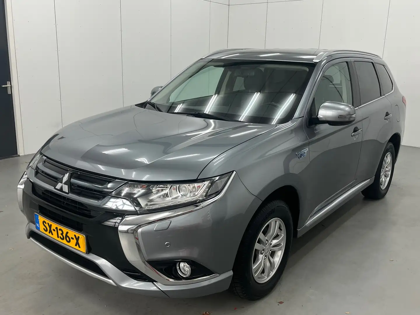 Mitsubishi Outlander 2.0 PHEV Pure / Trekhaak / Camera / Leer Grau - 2