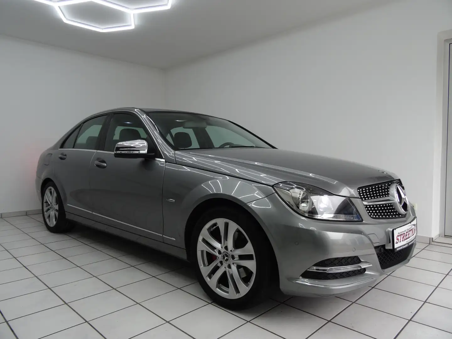 Mercedes-Benz C 180 C 180 CGI BlueEfficiency AHK Klima SH BC Navi Grau - 1