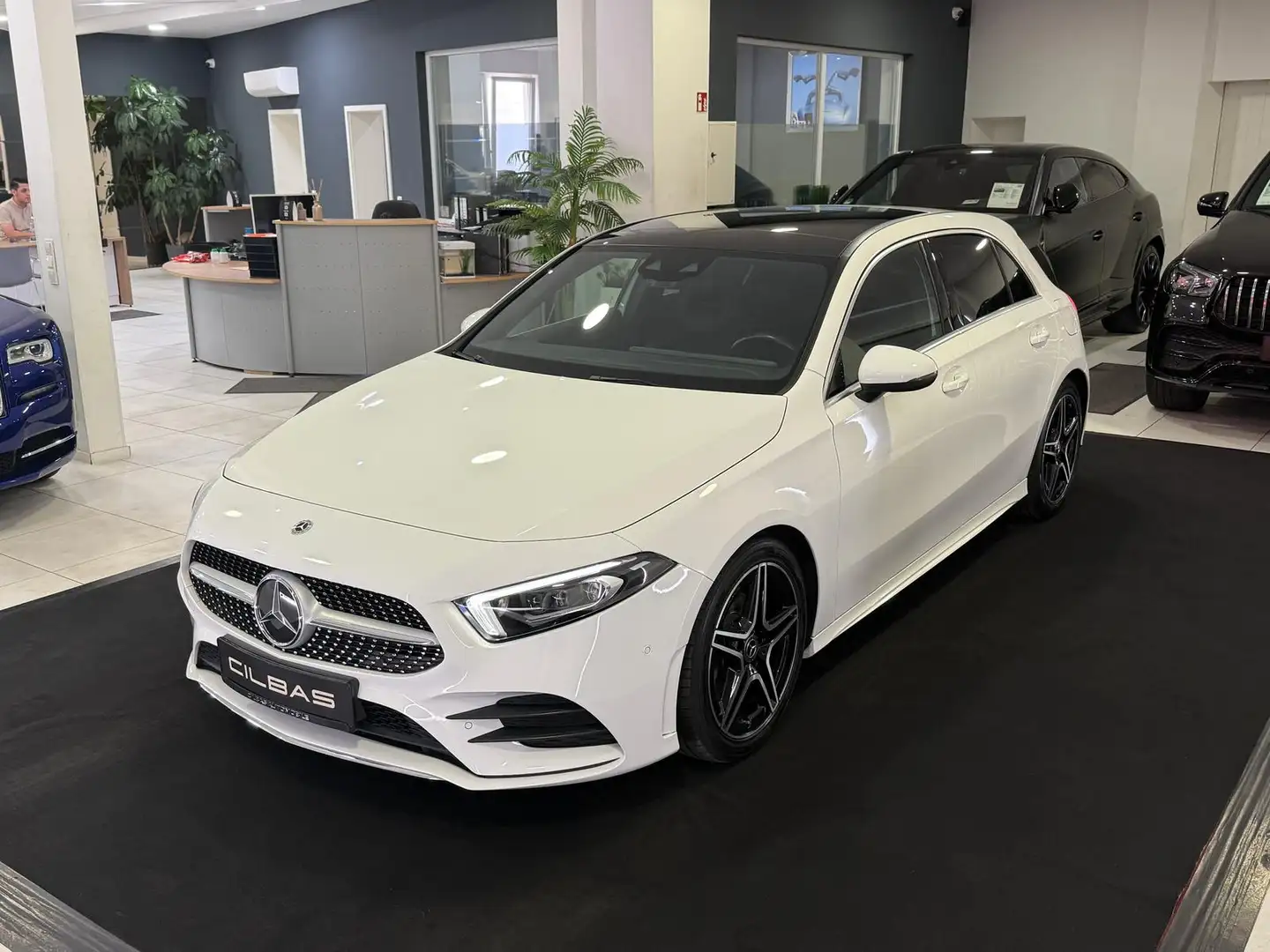 Mercedes-Benz A 180 AMG-Line *PANO*CARPLAY*MULTIBEAM LED*SHZ* Blanc - 1