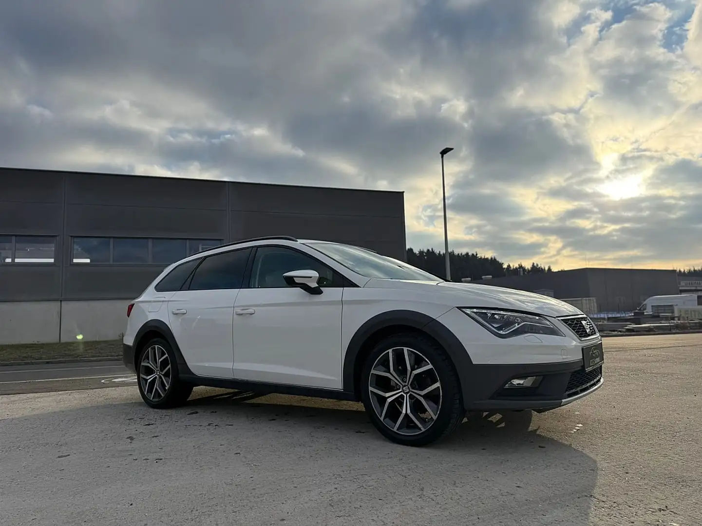 SEAT Leon ST X-Perience 2,0 TDI DSG 4Drive Weiß - 2