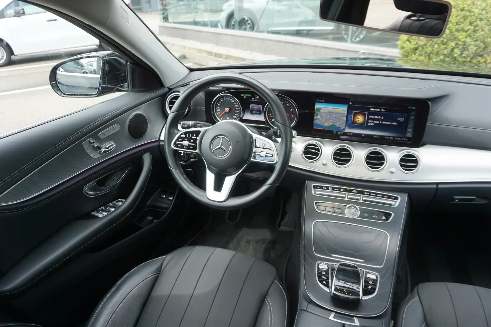 Mercedes-Benz E 200 Estate Premium Luxury l Panorama dak l Massage l C Schwarz - 2