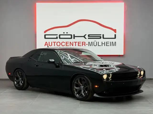 Dodge Challenger view 3