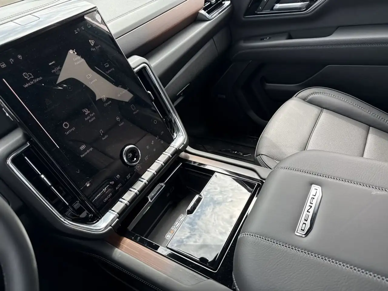 GMC Yukon снимка GMC Yukon