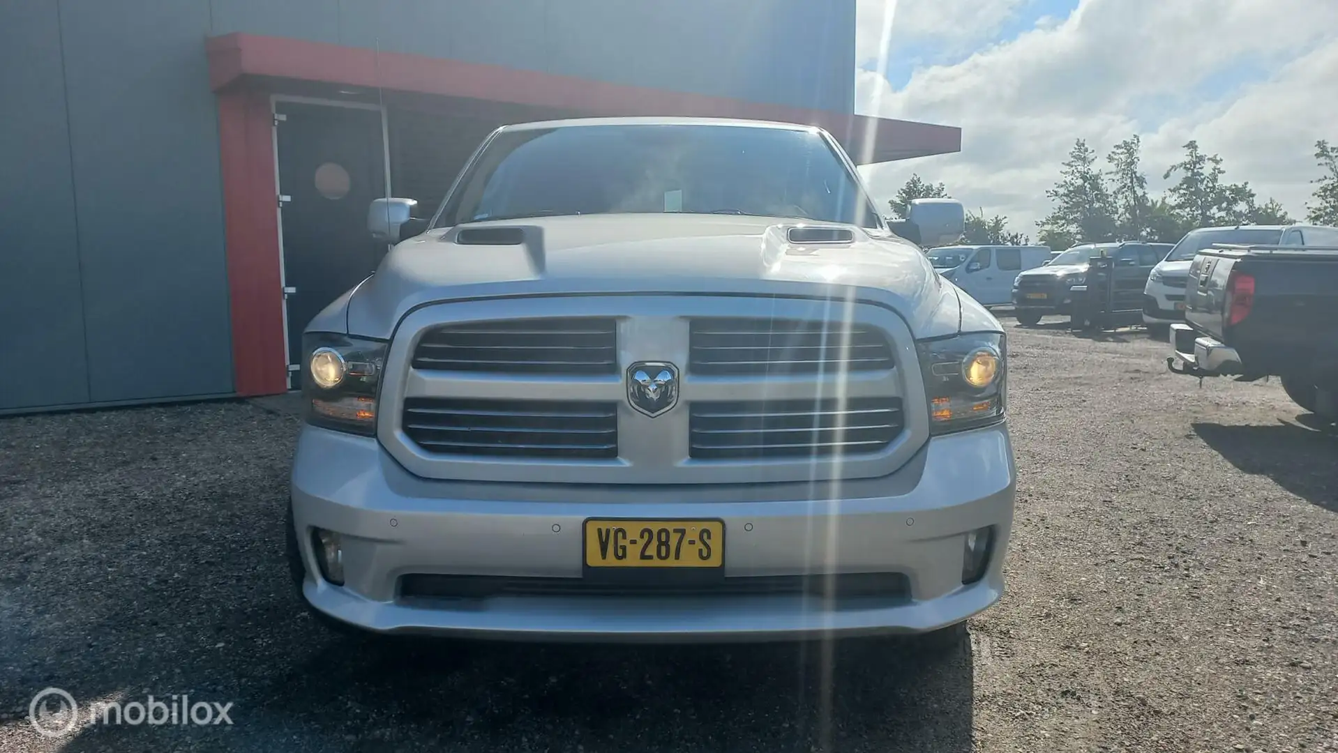 Dodge RAM 1500 4X4 5.7 V8 4x4 Crew Cab 5'7 LARAMIE SPORT/300 Grijs - 2
