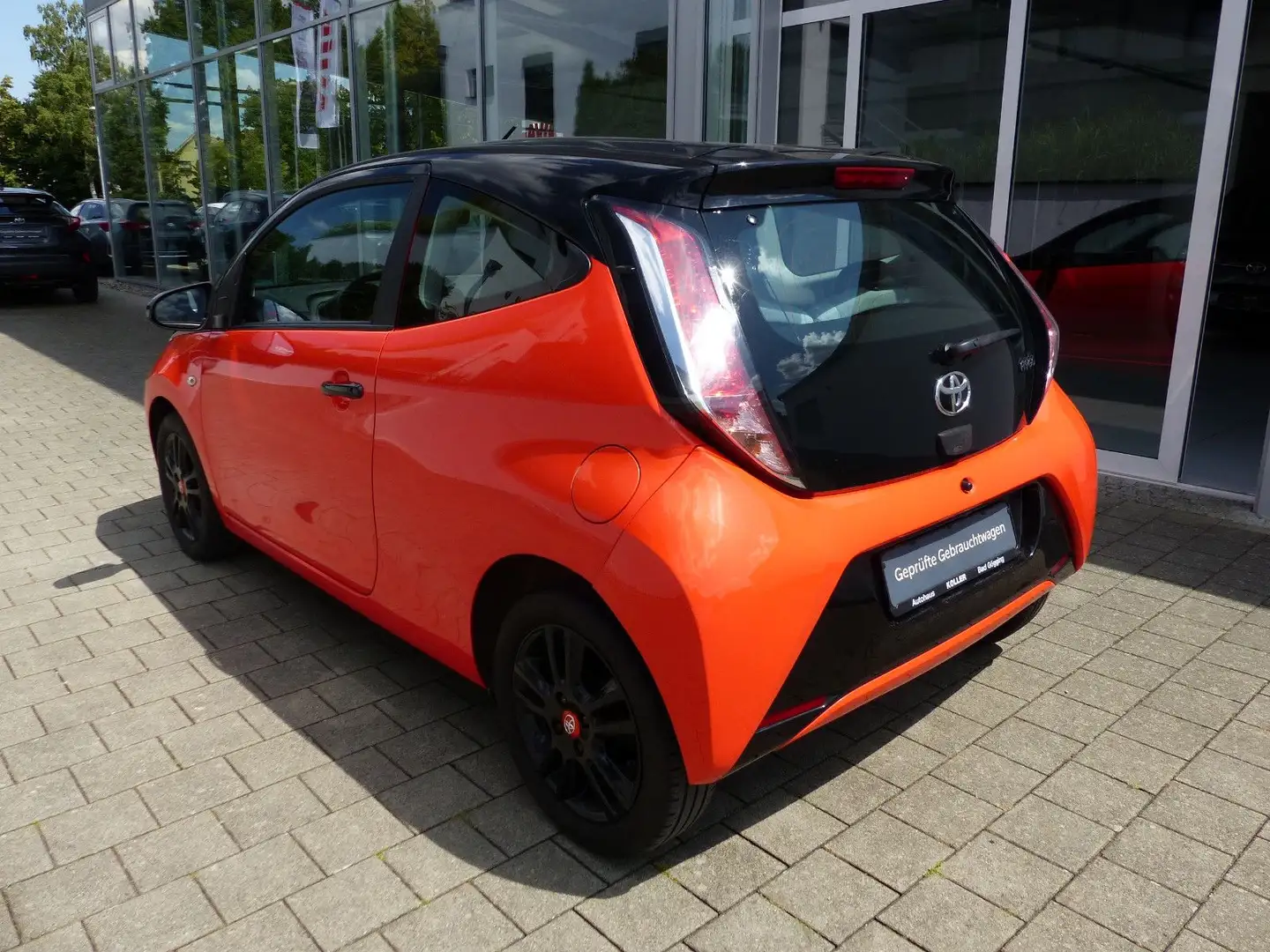 Toyota Aygo 1.0 VVT-i x-cite Klima Kamera Bluetooth Oranje - 2