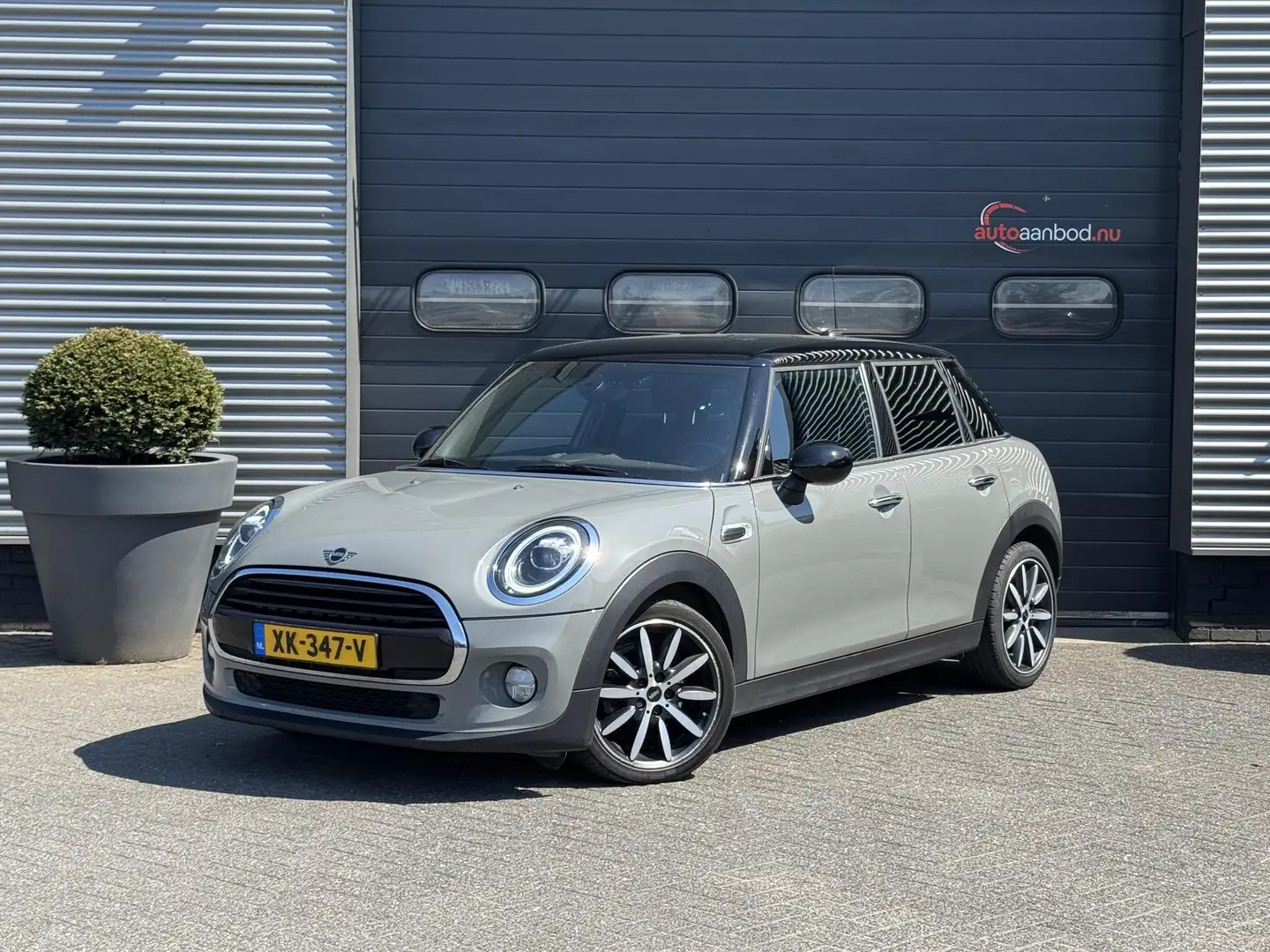 MINI Cooper Mini 1.5 Chili | Navigatie | Parkeersensoren | Cru Grau - 1