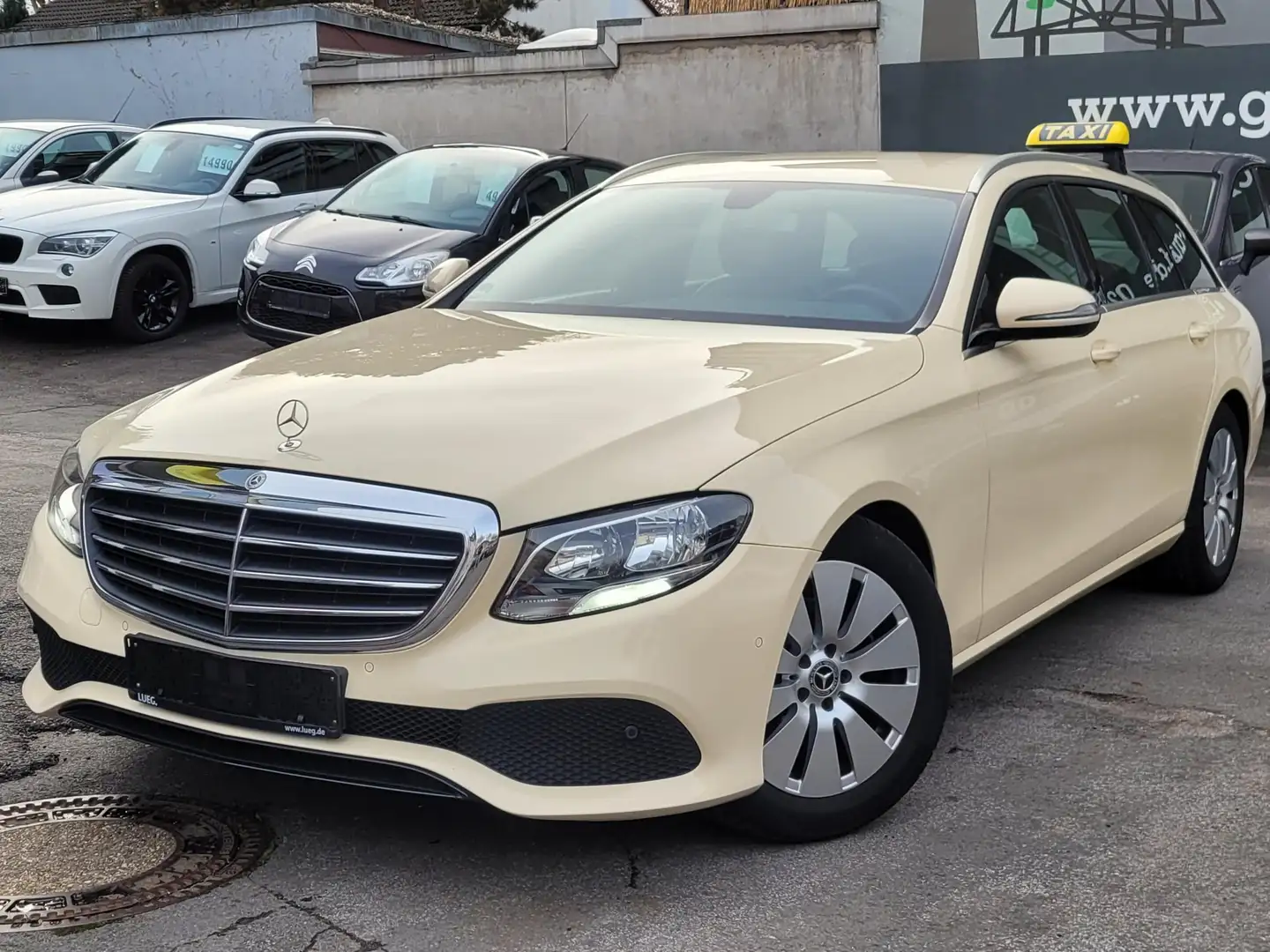 Mercedes-Benz E 200 T 9G Taxi*Leder*SH*Park-Asist*17"*USB*Android Auto Beige - 1