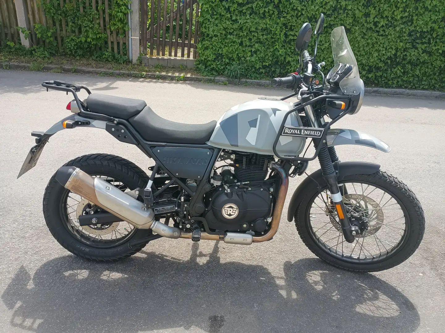 Royal Enfield Himalayan 411 Grau - 2