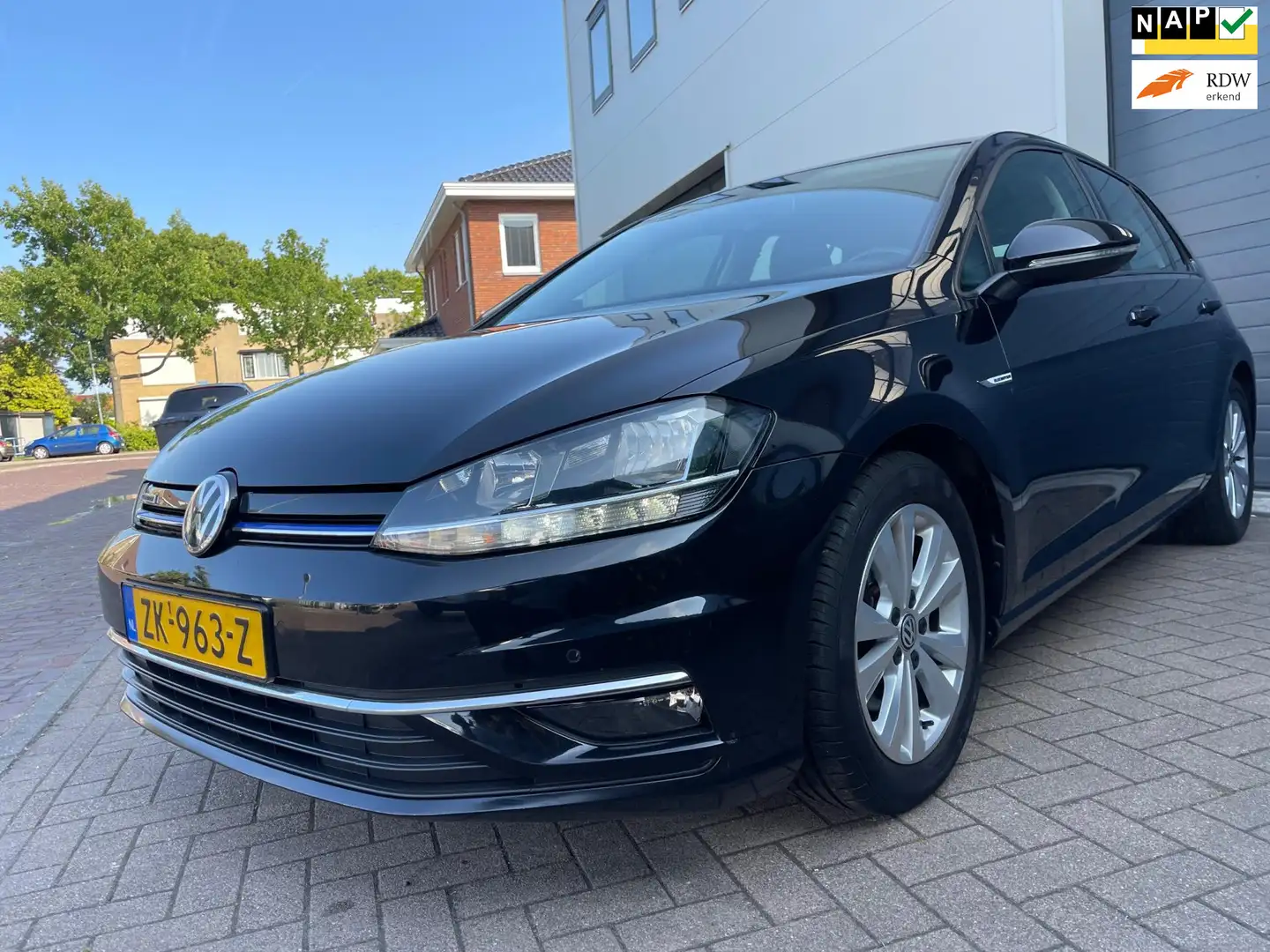 Volkswagen Golf 1.5 TSI Comfortline Business/Navi/Stoel verwarming Zwart - 1