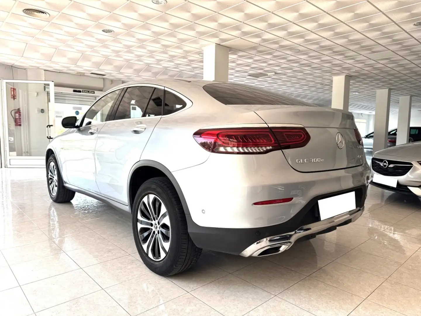 Mercedes-Benz GLC 300 Coupé 300e 4Matic Plateado - 2