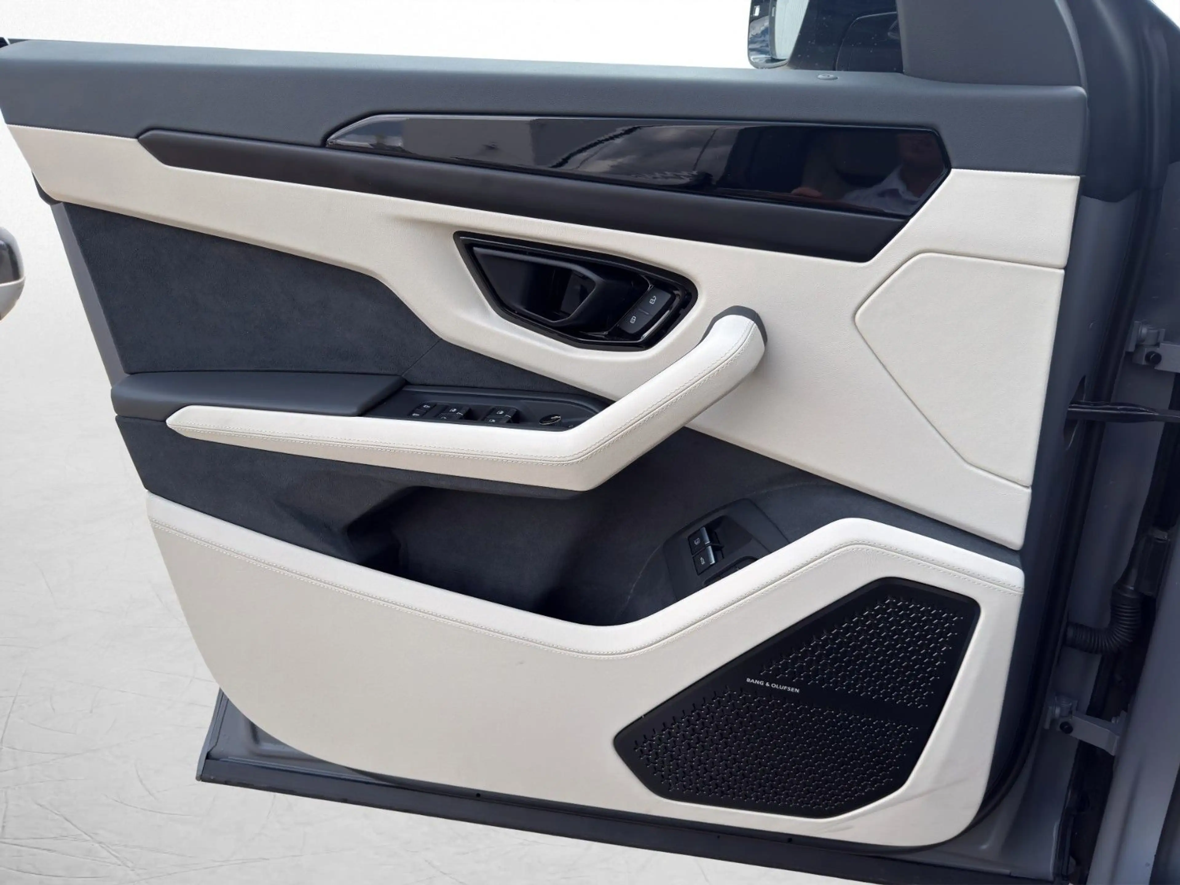 Lamborghini Urus 4.0 V8 PHEV SE — photo 9