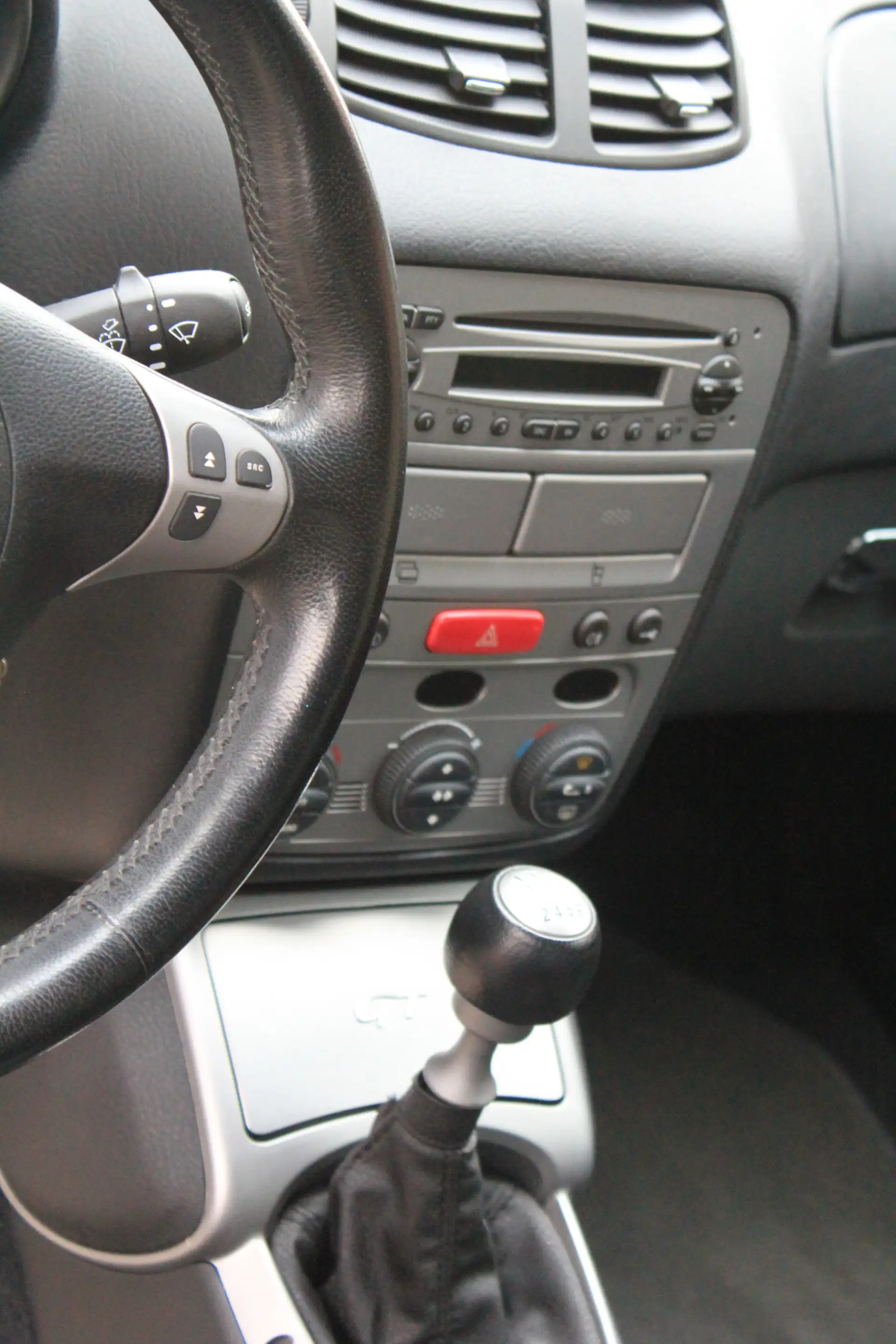 Alfa Romeo GT 3,2 24V GT — photo 12