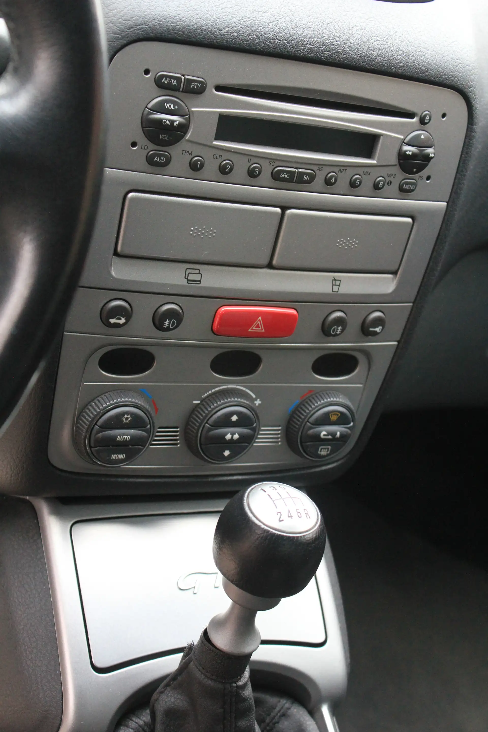 Alfa Romeo GT 3,2 24V GT — photo 13