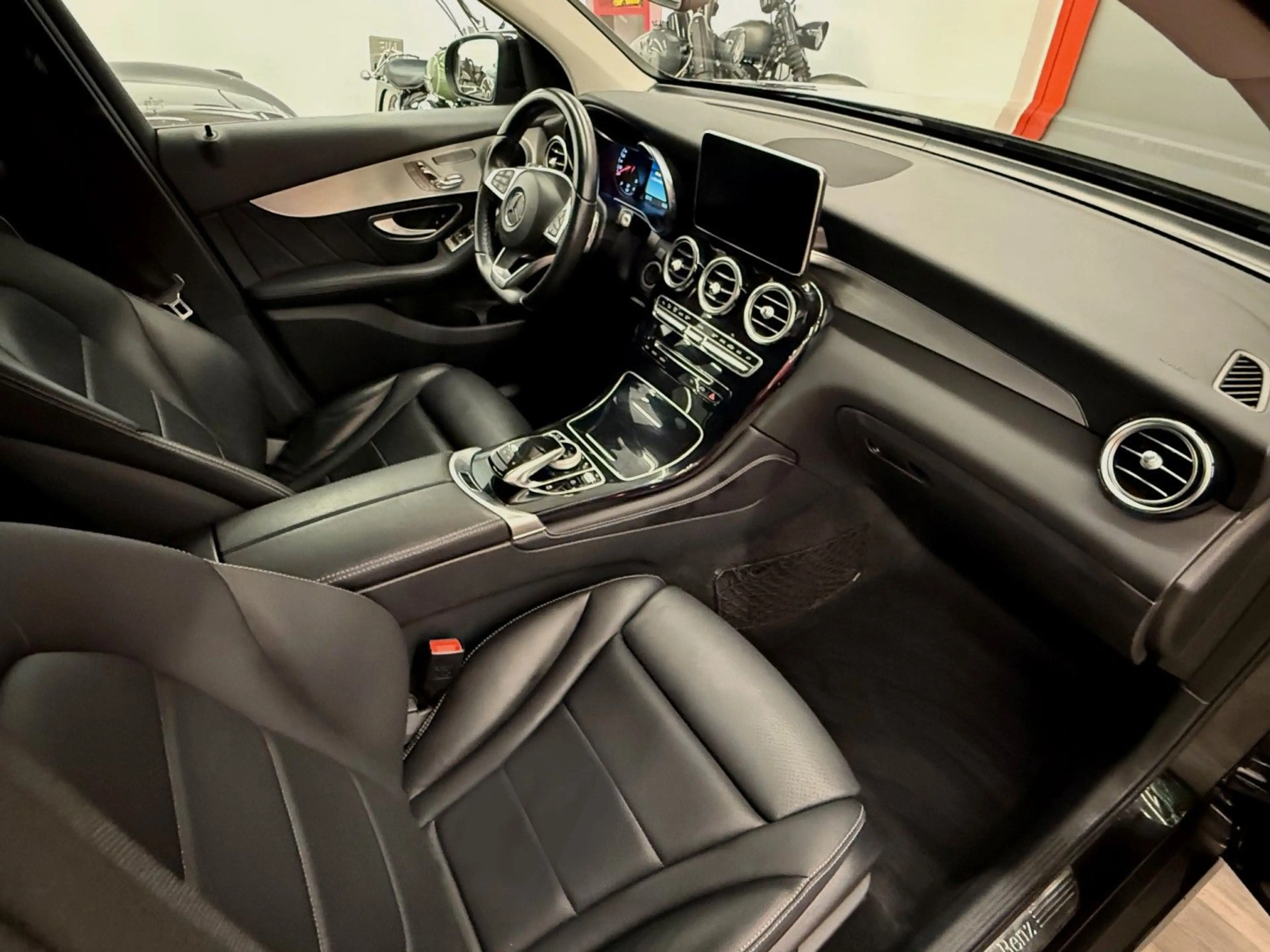 Mercedes-Benz GLC 250 4Matic AMG Night Pak Autom 1 Hand Top — photo 11
