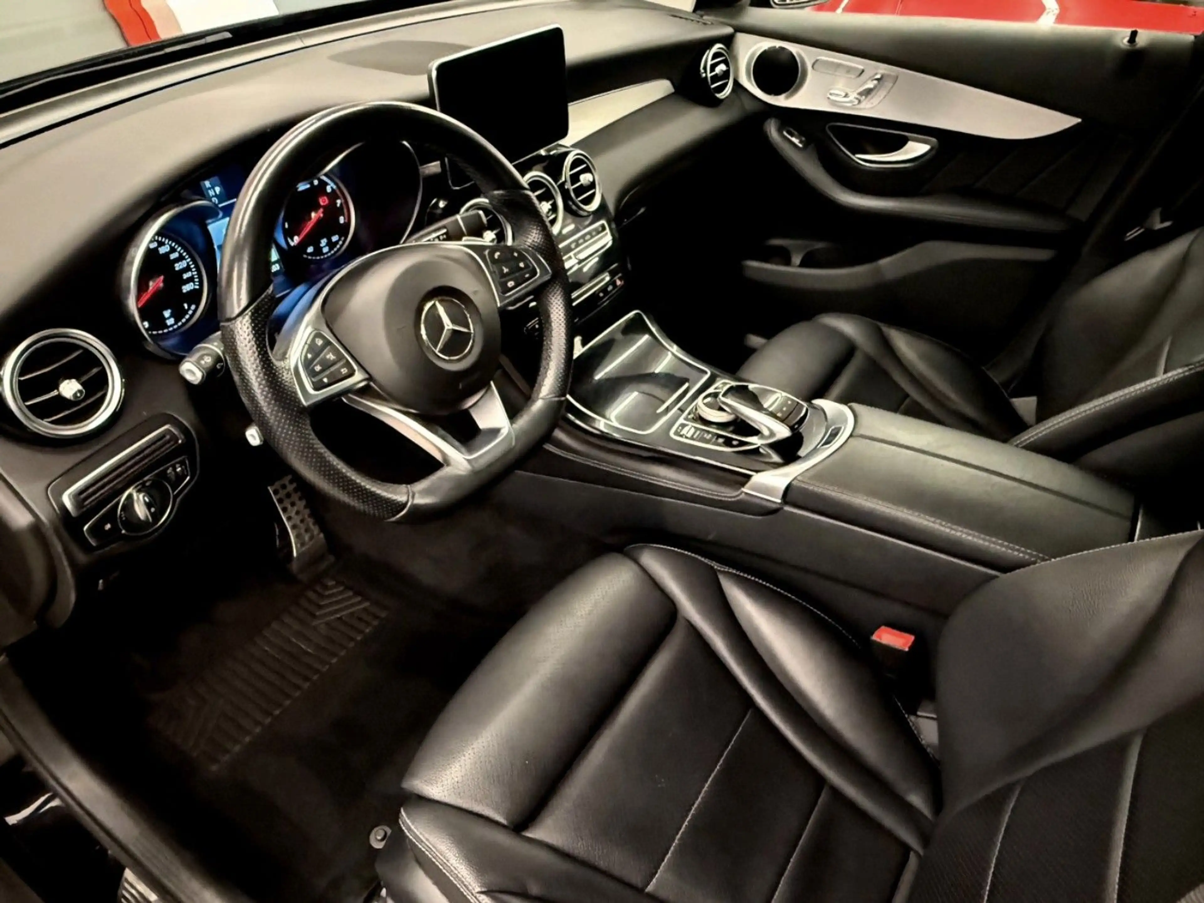 Mercedes-Benz GLC 250 4Matic AMG Night Pak Autom 1 Hand Top — photo 3
