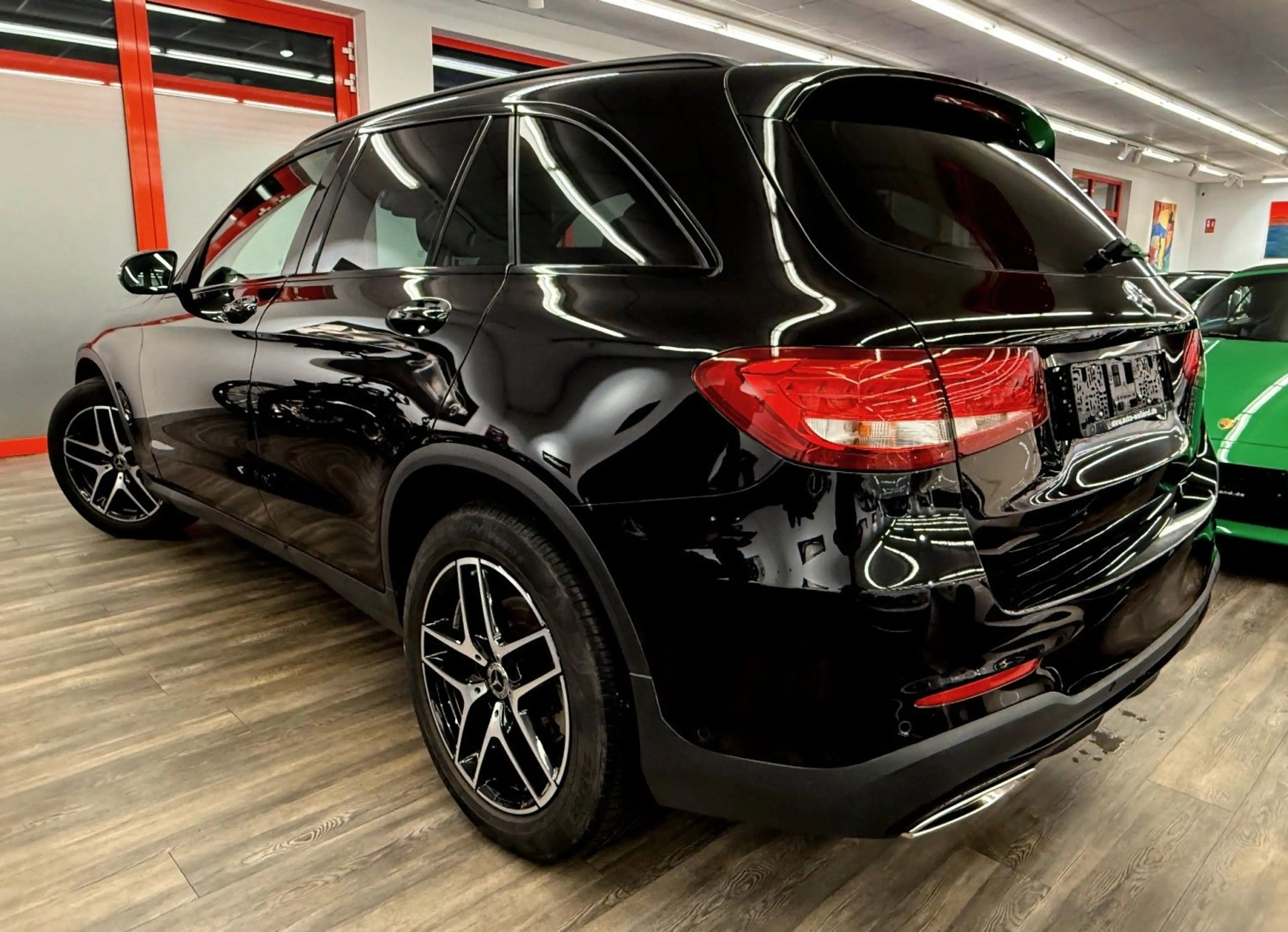 Mercedes-Benz GLC 250 4Matic AMG Night Pak Autom 1 Hand Top — photo 2