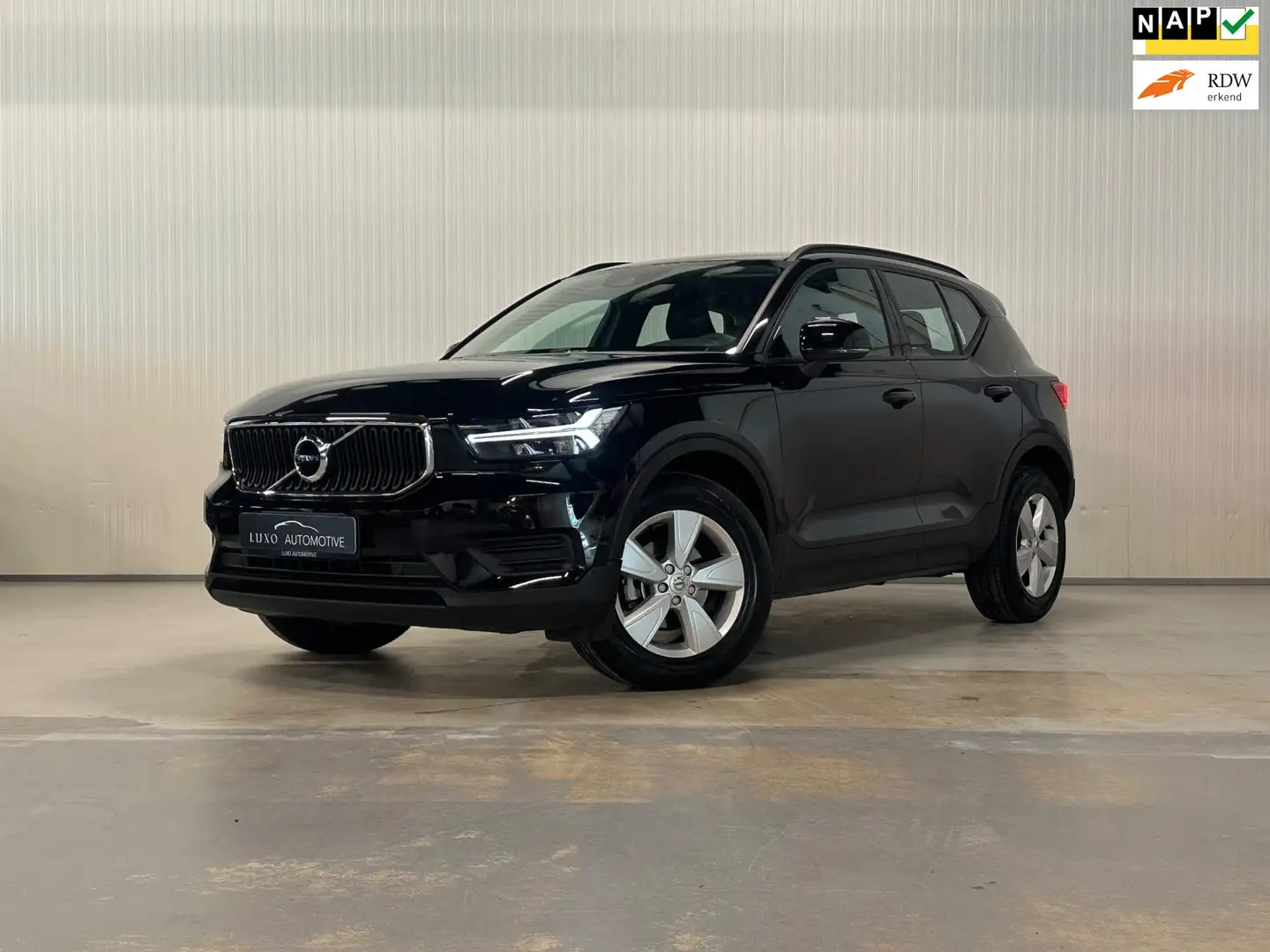 Volvo XC40 1.5 T2 Momentum Core | CARPLAY | ESC | PARK ASSIST Zwart - 1