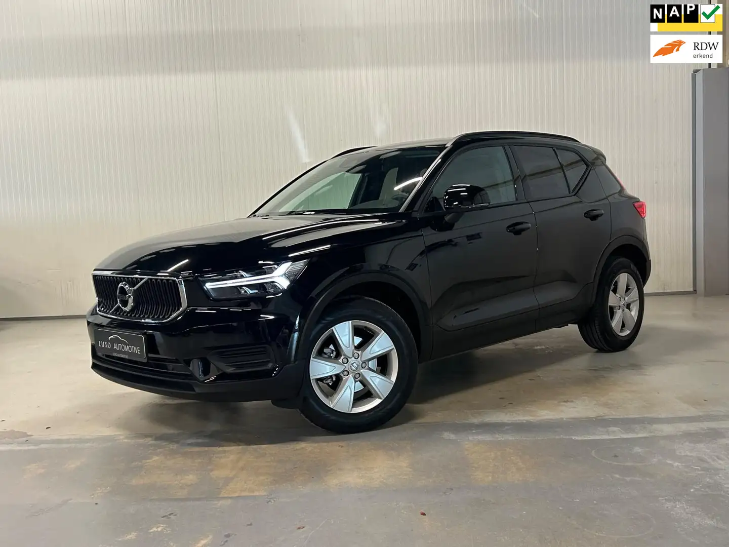 Volvo XC40 1.5 T2 Momentum Core | CARPLAY | ESC | PARK ASSIST Zwart - 1