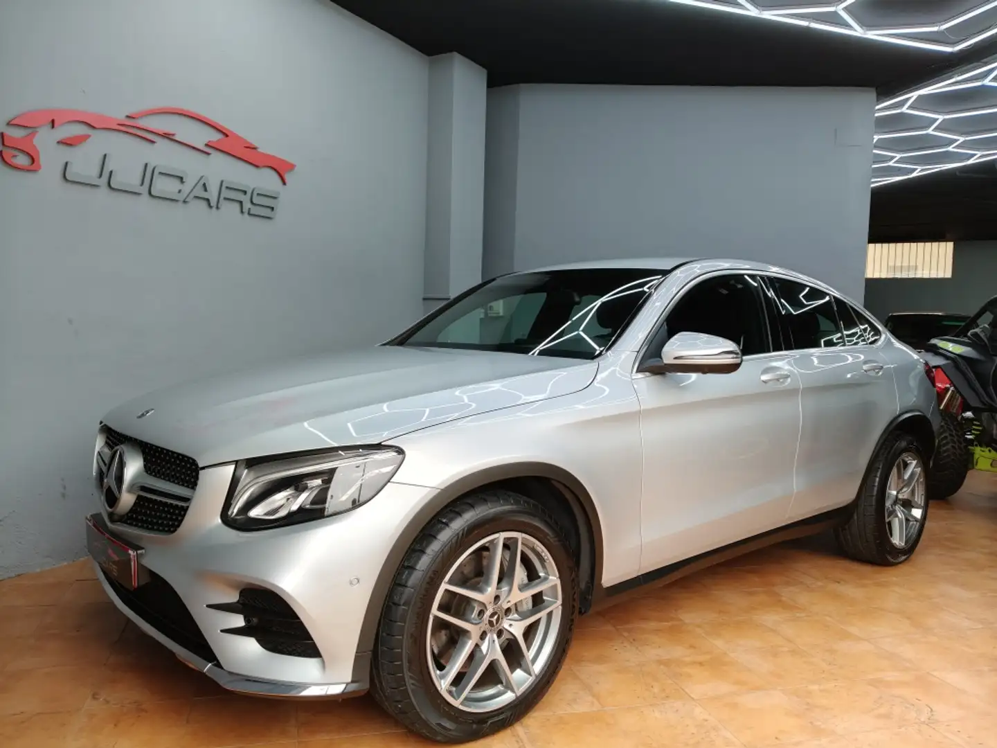 Mercedes-Benz GLC 220 Coupé 220d 4Matic Aut. Plateado - 2