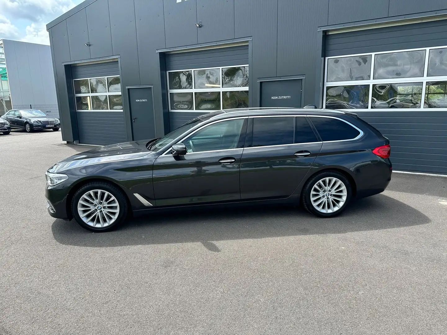 BMW 520 520 d Luxury Line KOMFORTSITZE RFK NAPPA SHZ LED Grau - 2