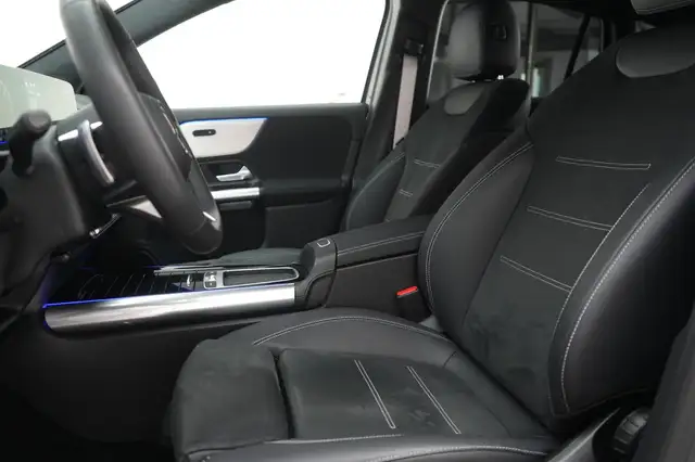 Mercedes-Benz GLA view 11
